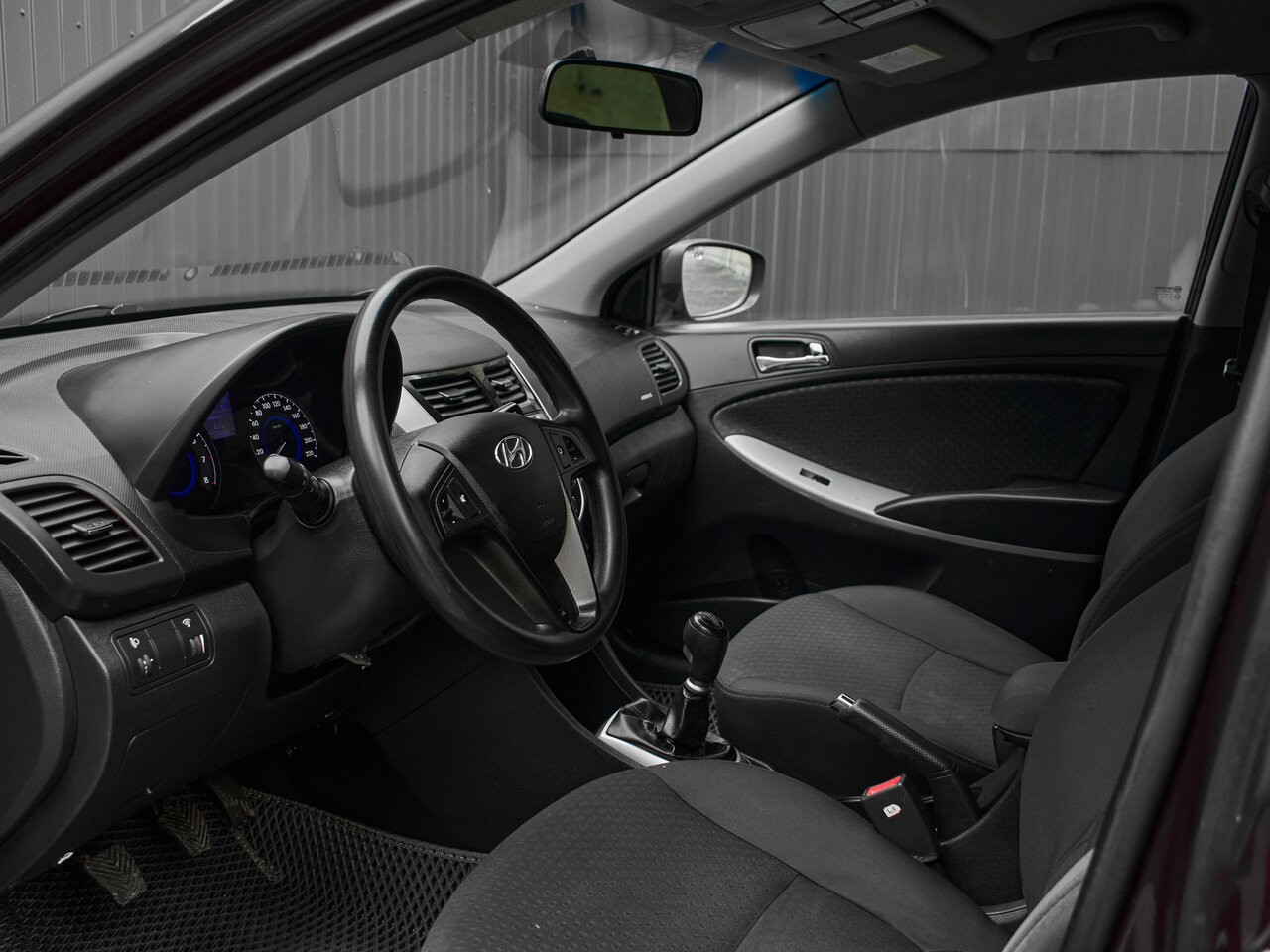Купить Hyundai Solaris 1.6 MT (123 л.с.), 2012 в Екатеренбурге