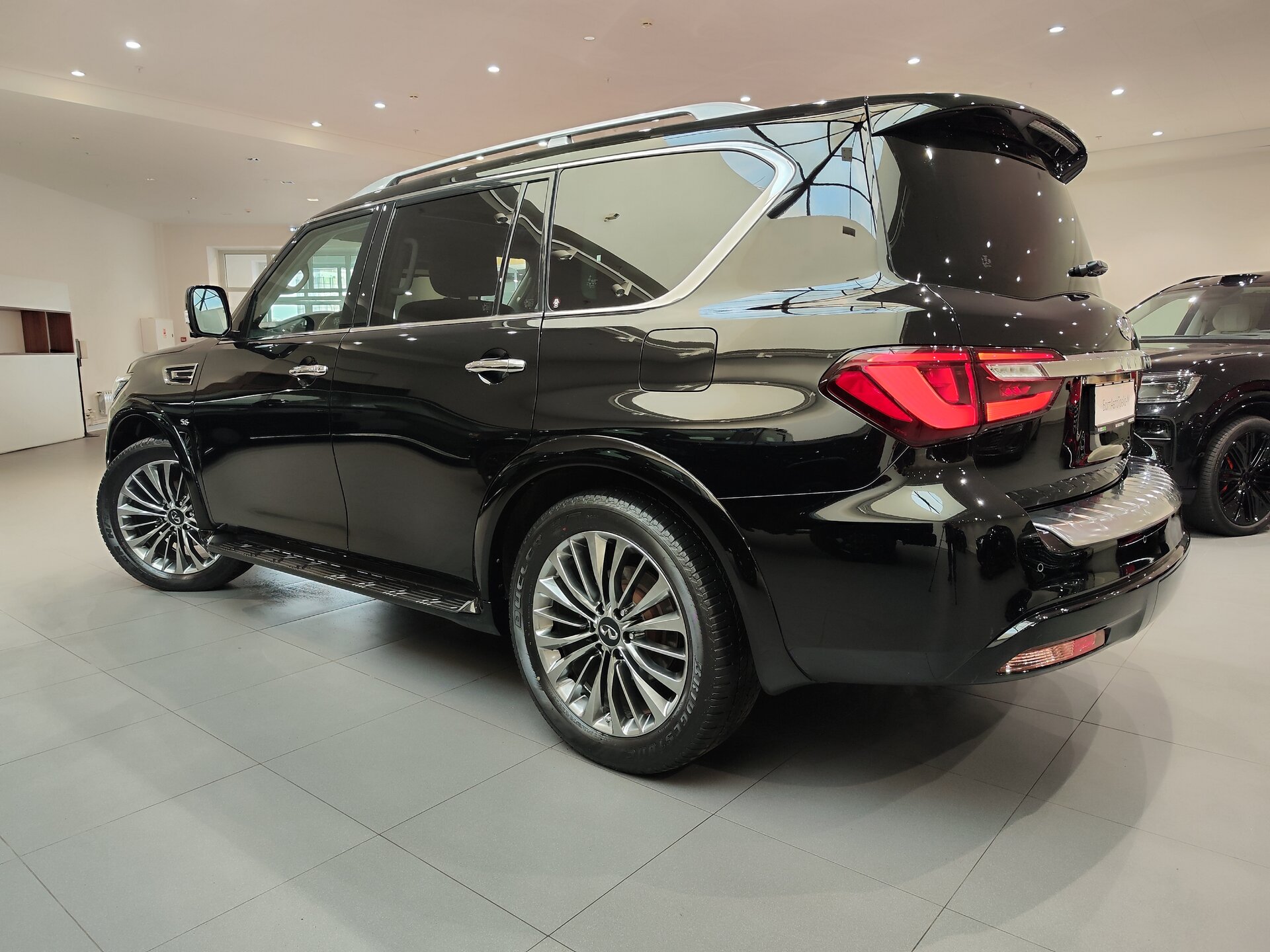 Автомобиль Infiniti QX80 5.6 AT (405 л.с.) 4WD - 4