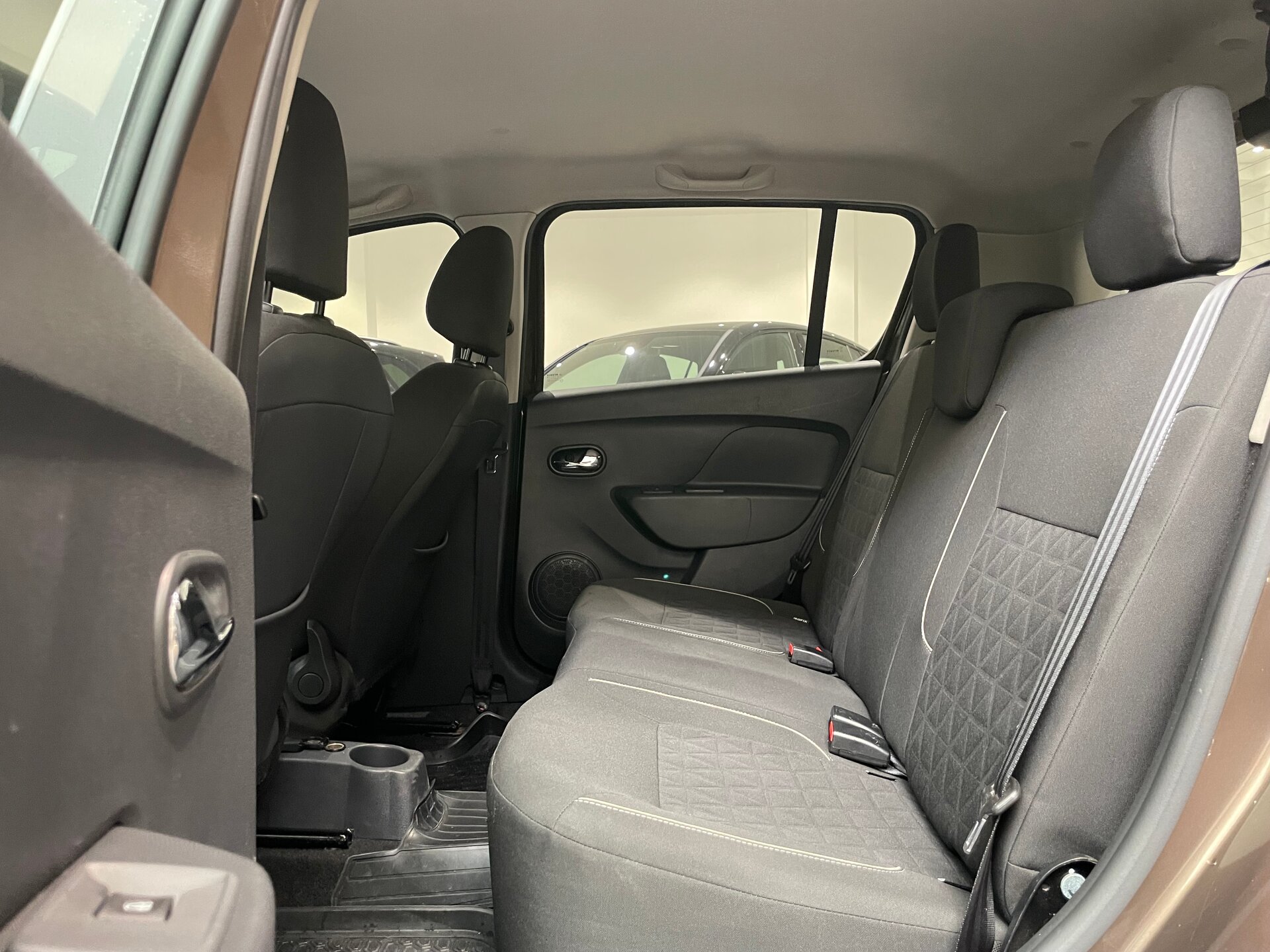 Автомобиль Renault Sandero Stepway 1.6 CVT (113 л.с.) - 9