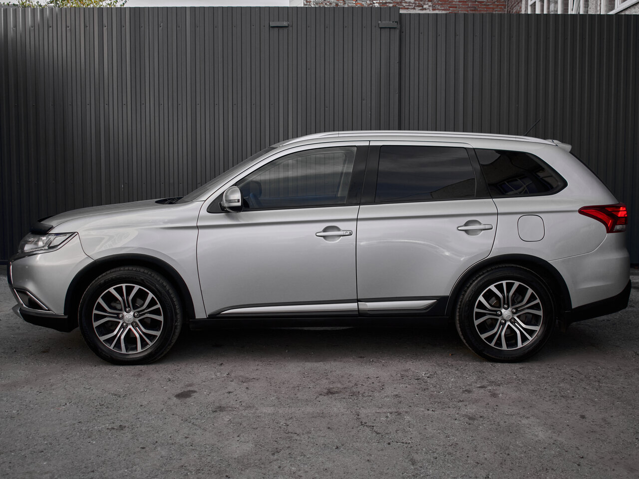 Купить Mitsubishi Outlander 2.4 CVT (167 л.с.) 4WD, 2016 в Екатеренбурге