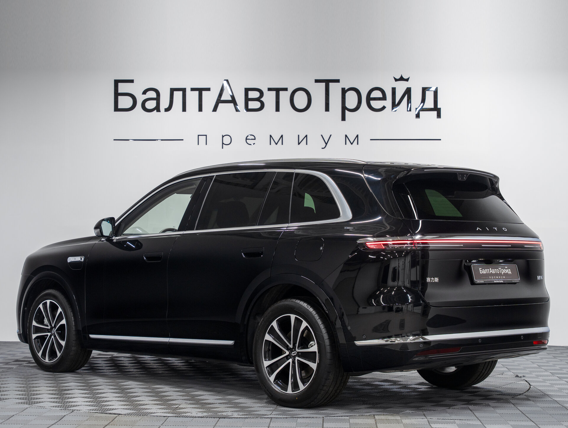 Автомобиль Aito M7 53.4 kWh 1.5hyb AT (533 л.с.) 4WD - 10
