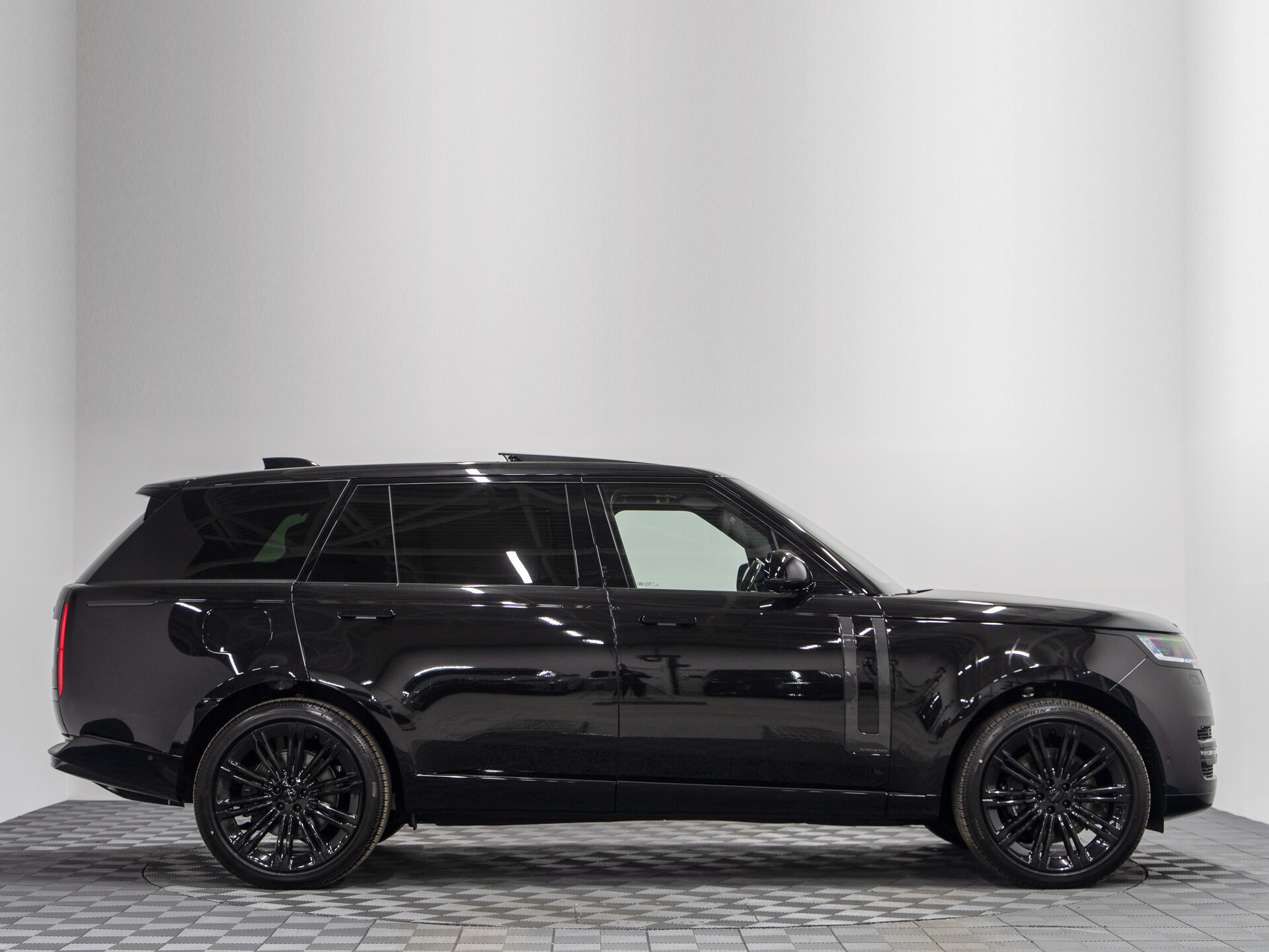 Автомобиль Land Rover Range Rover P530 MHEV Long 4.4 AT (530 л.с.) 4WD - 5