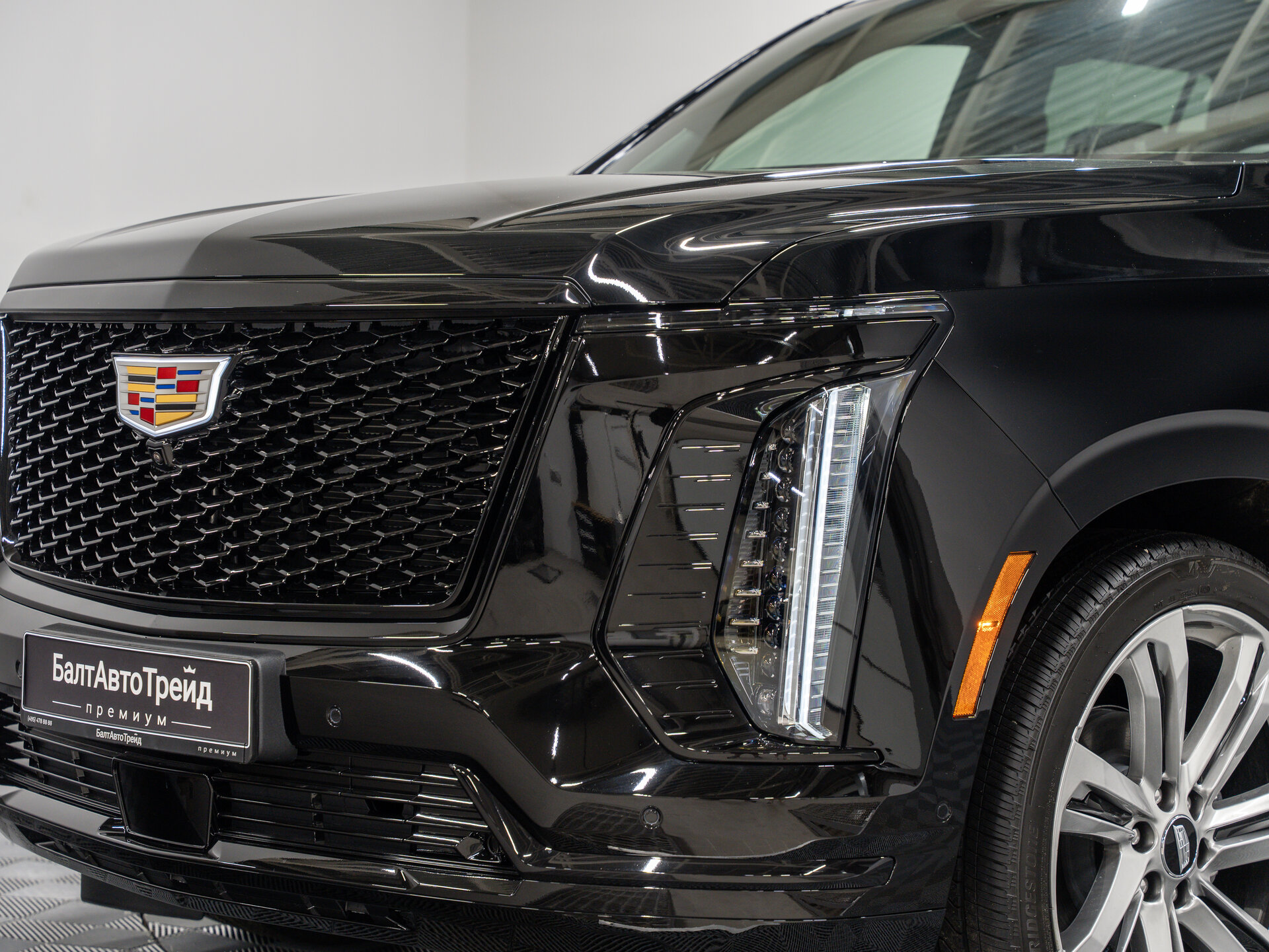 Автомобиль Cadillac Escalade 6.2 AT (420 л.с.) 4WD - 2