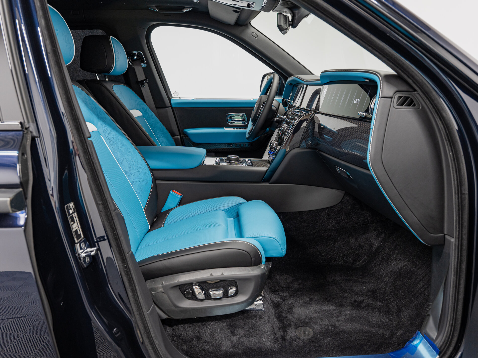 Автомобиль Rolls-Royce Cullinan Black Badge 6.8 AT (600 л.с.) 4WD - 14