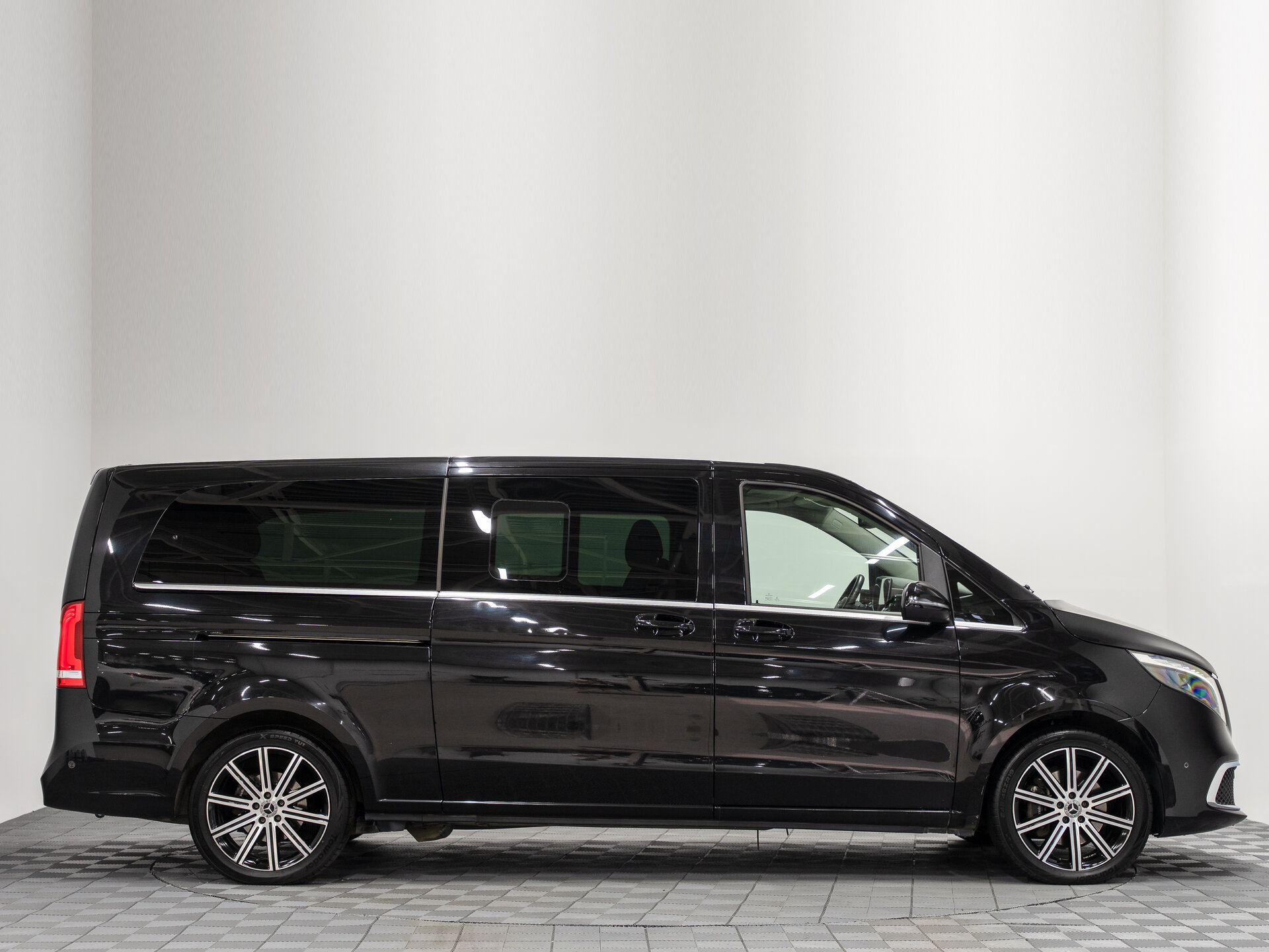 Автомобиль Mercedes-Benz V-Класс 300 d экстра длинный 2.0d AT (237 л.с.) 4WD - 6
