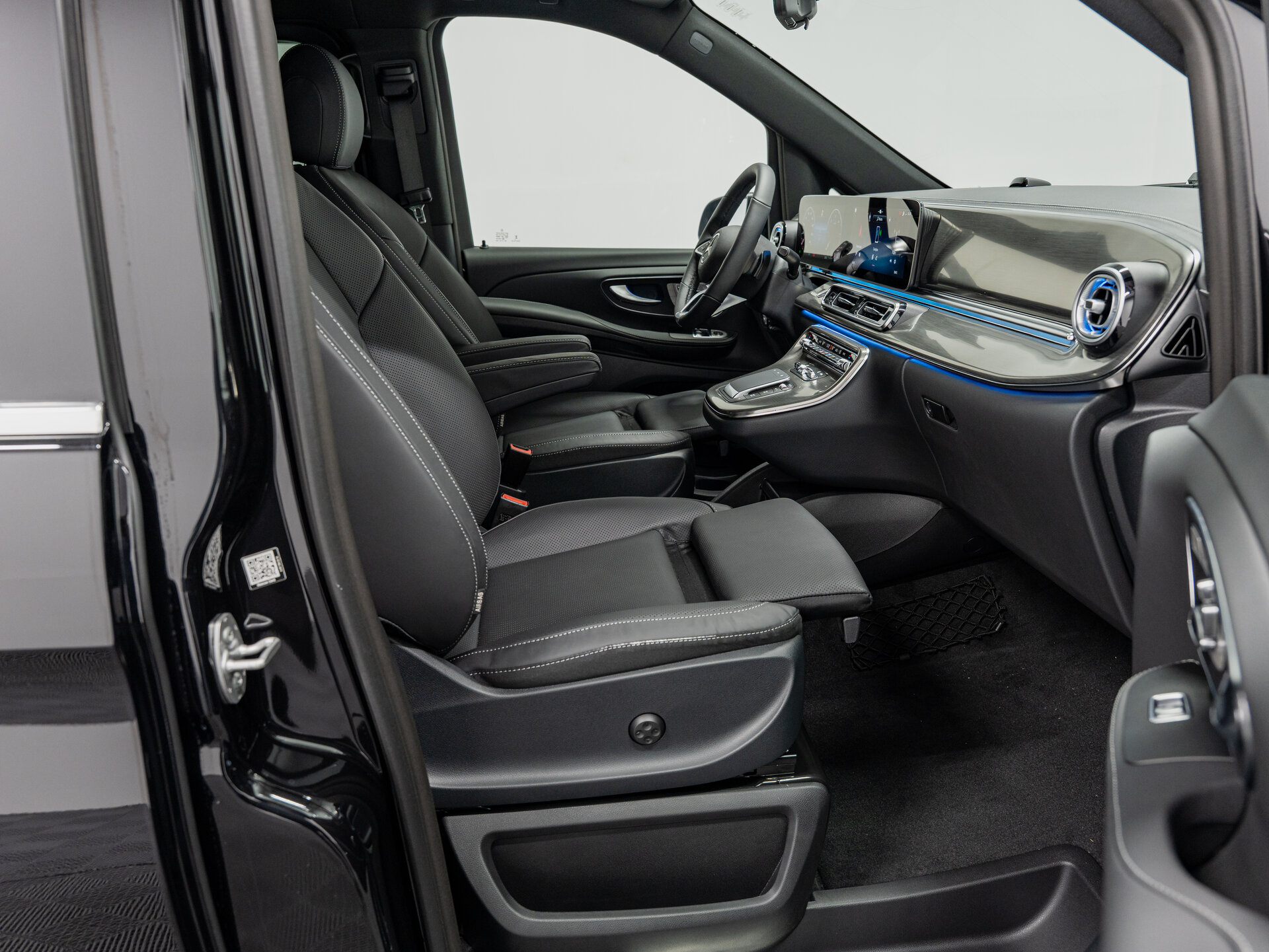 Автомобиль Mercedes-Benz V-Класс 300 d экстра длинный 2.0d AT (237 л.с.) 4WD - 13