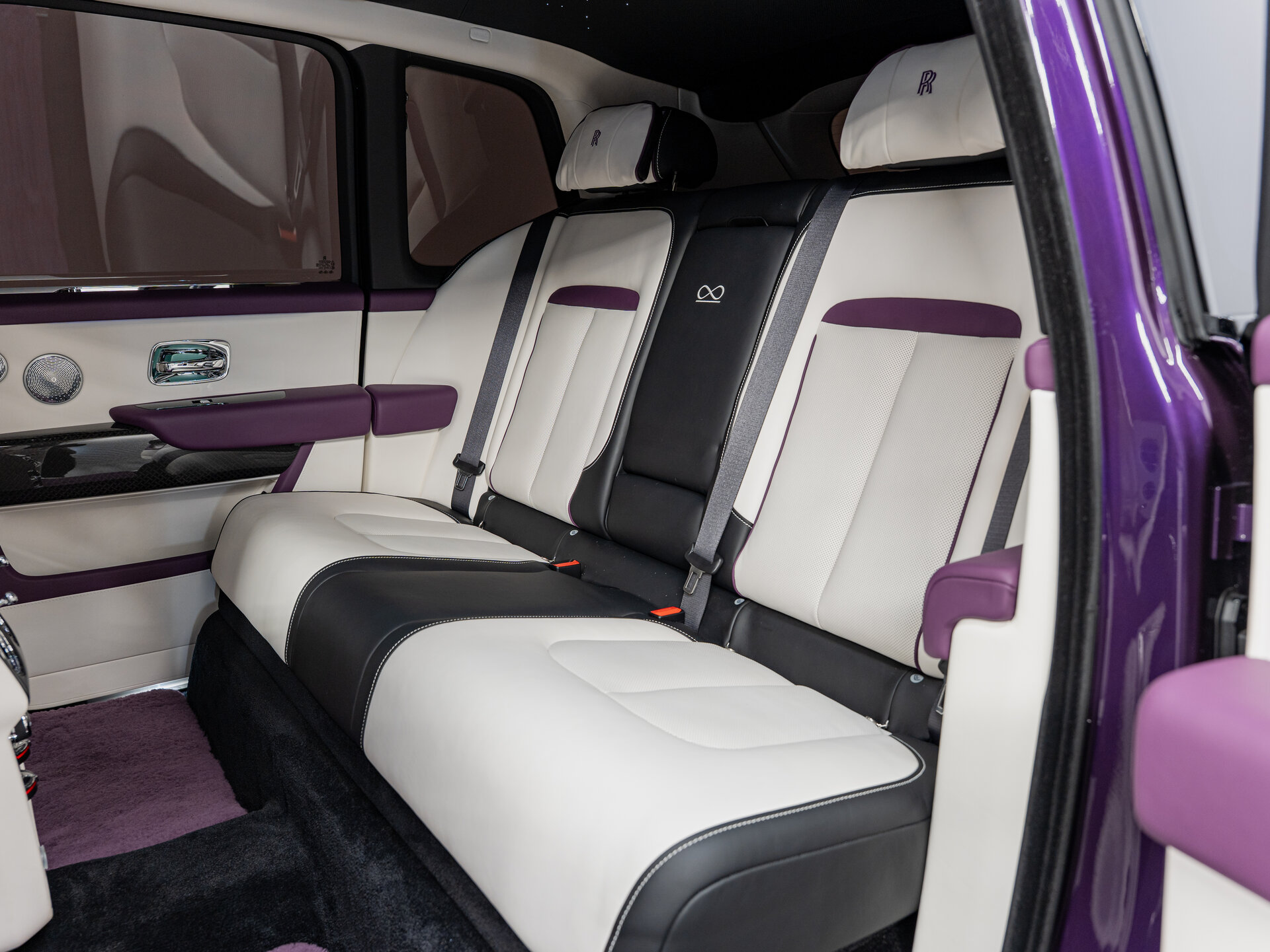 Автомобиль Rolls-Royce Cullinan Black Badge 6.8 AT (600 л.с.) 4WD - 19