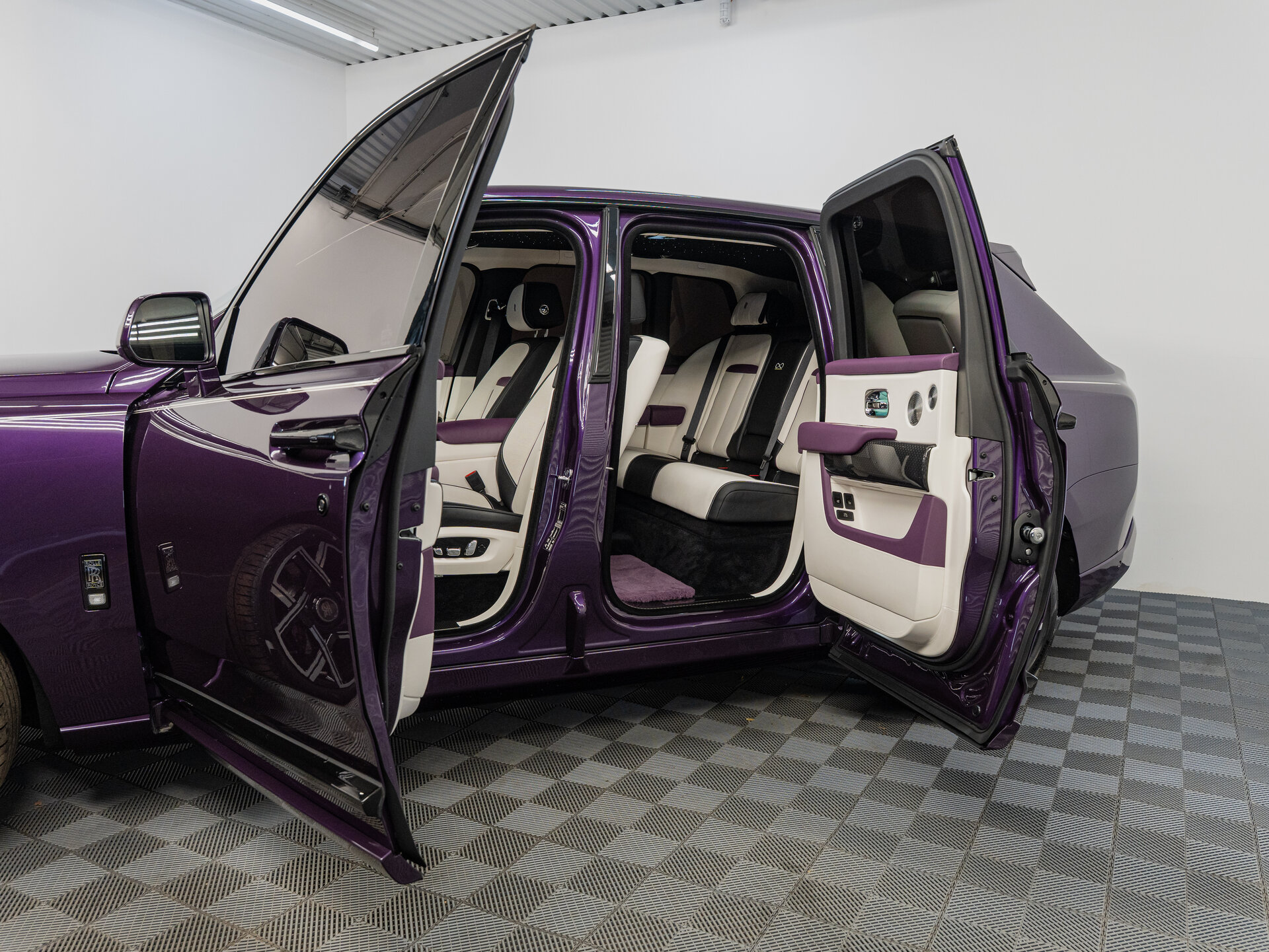 Автомобиль Rolls-Royce Cullinan Black Badge 6.8 AT (600 л.с.) 4WD - 13
