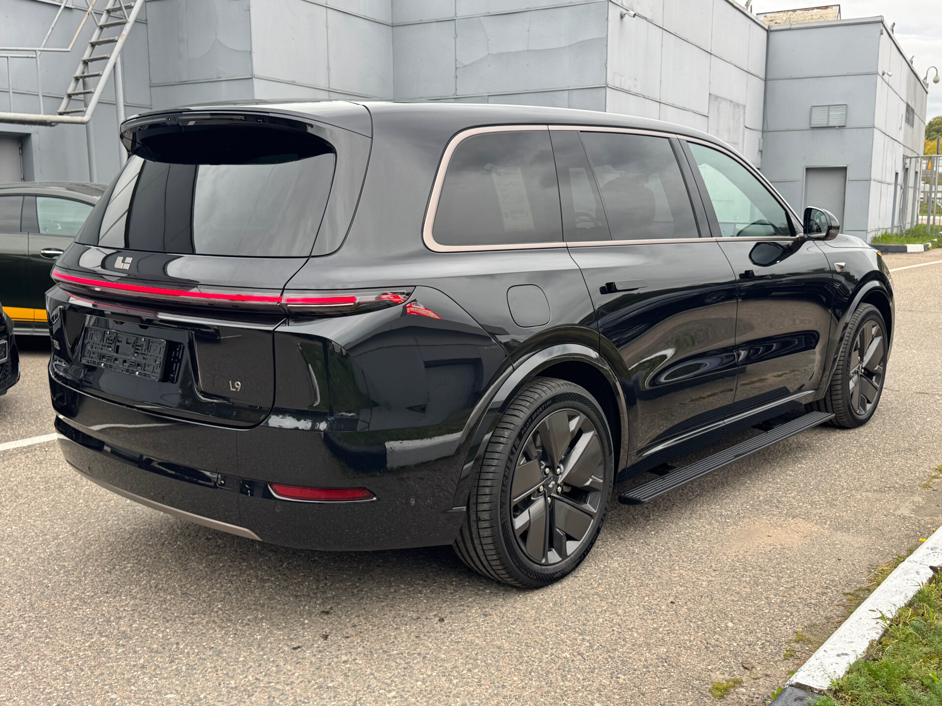 Автомобиль LiXiang L9 52.3 kWh 1.5hyb AT (449 л.с.) 4WD - 2