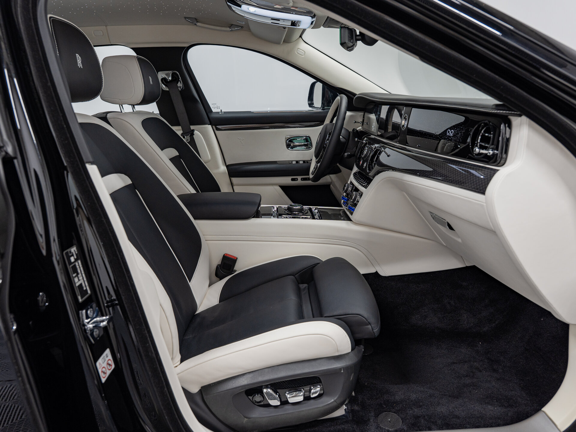 Автомобиль Rolls-Royce Ghost Black Badge 6.8 AT (600 л.с.) 4WD - 14