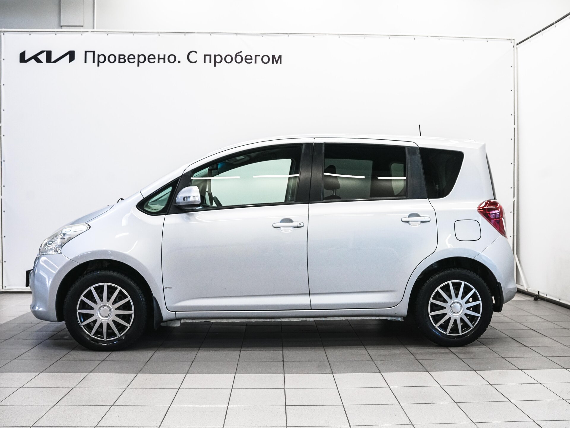 Toyota Ractis 2010 8