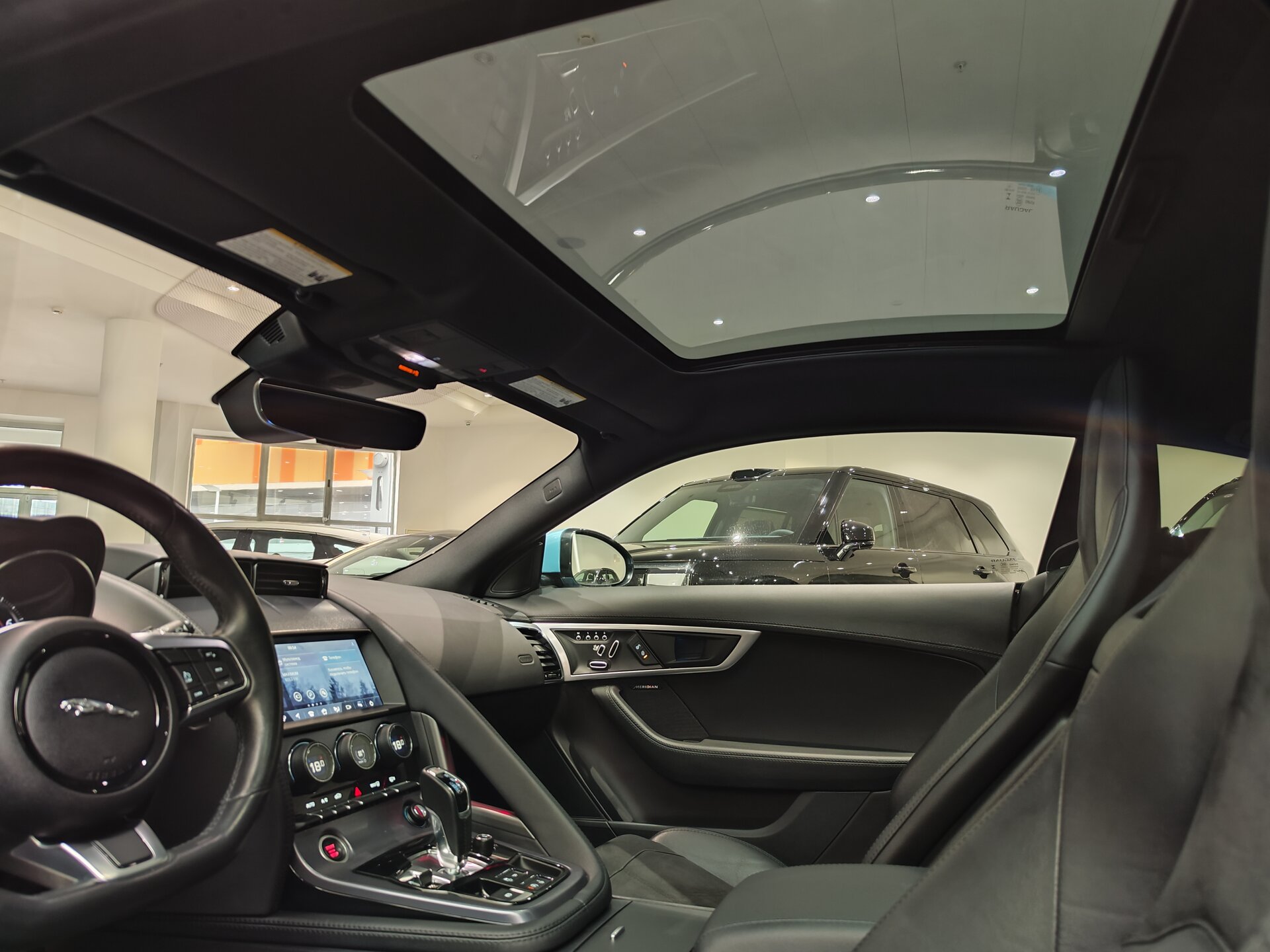 Автомобиль Jaguar F-Type 2.0 AT (300 л.с.) - 9
