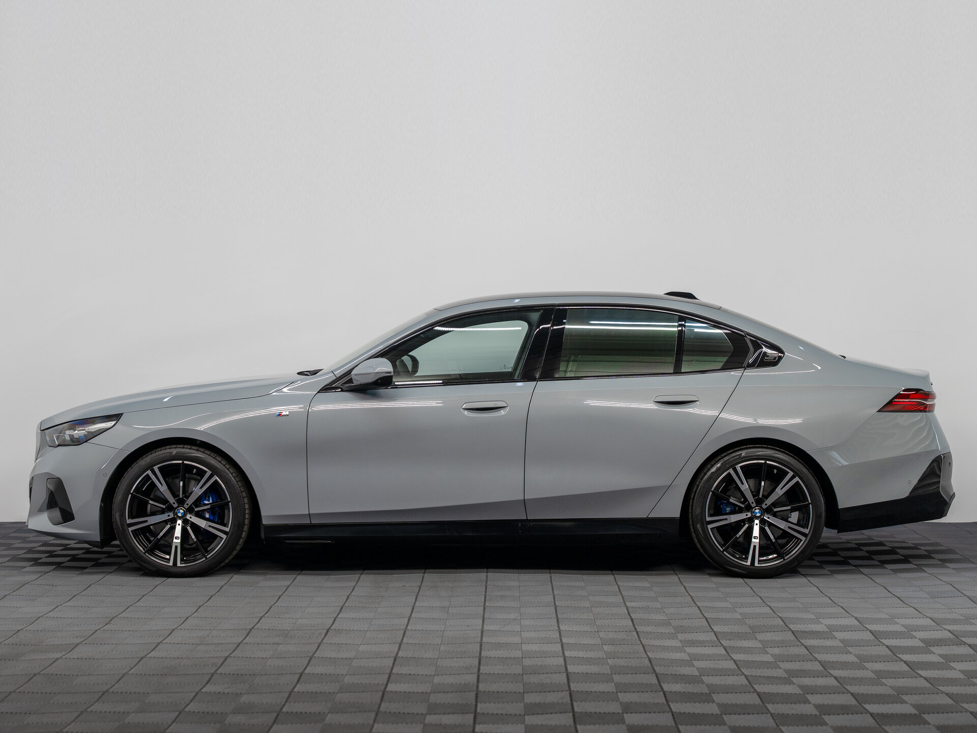 Автомобиль BMW 5 серии 530i xDrive 2.0 AT (258 л.с.) 4WD - 6