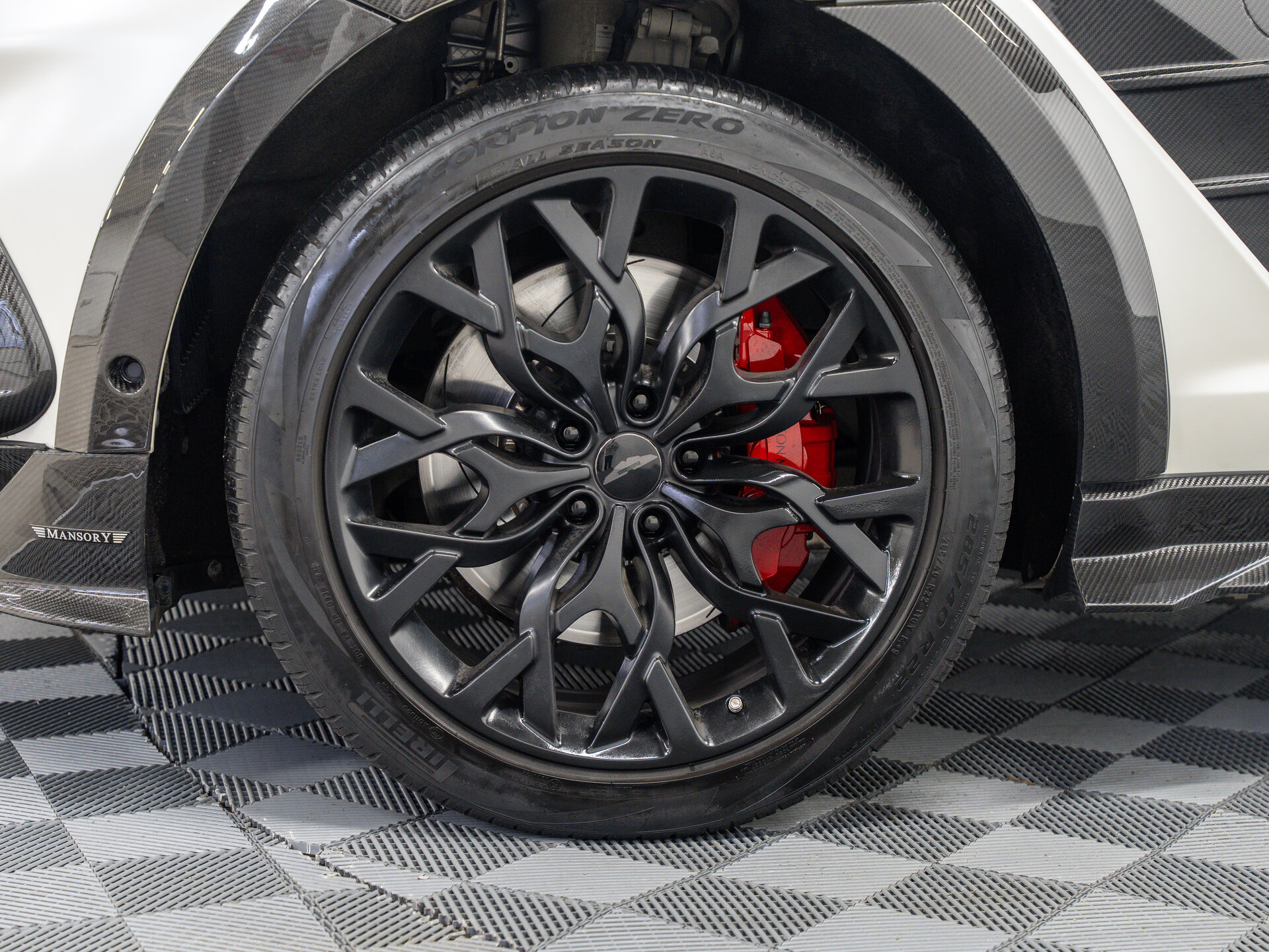 Автомобиль Aston Martin DBX 4.0 AT (550 л.с.) 4WD - 3