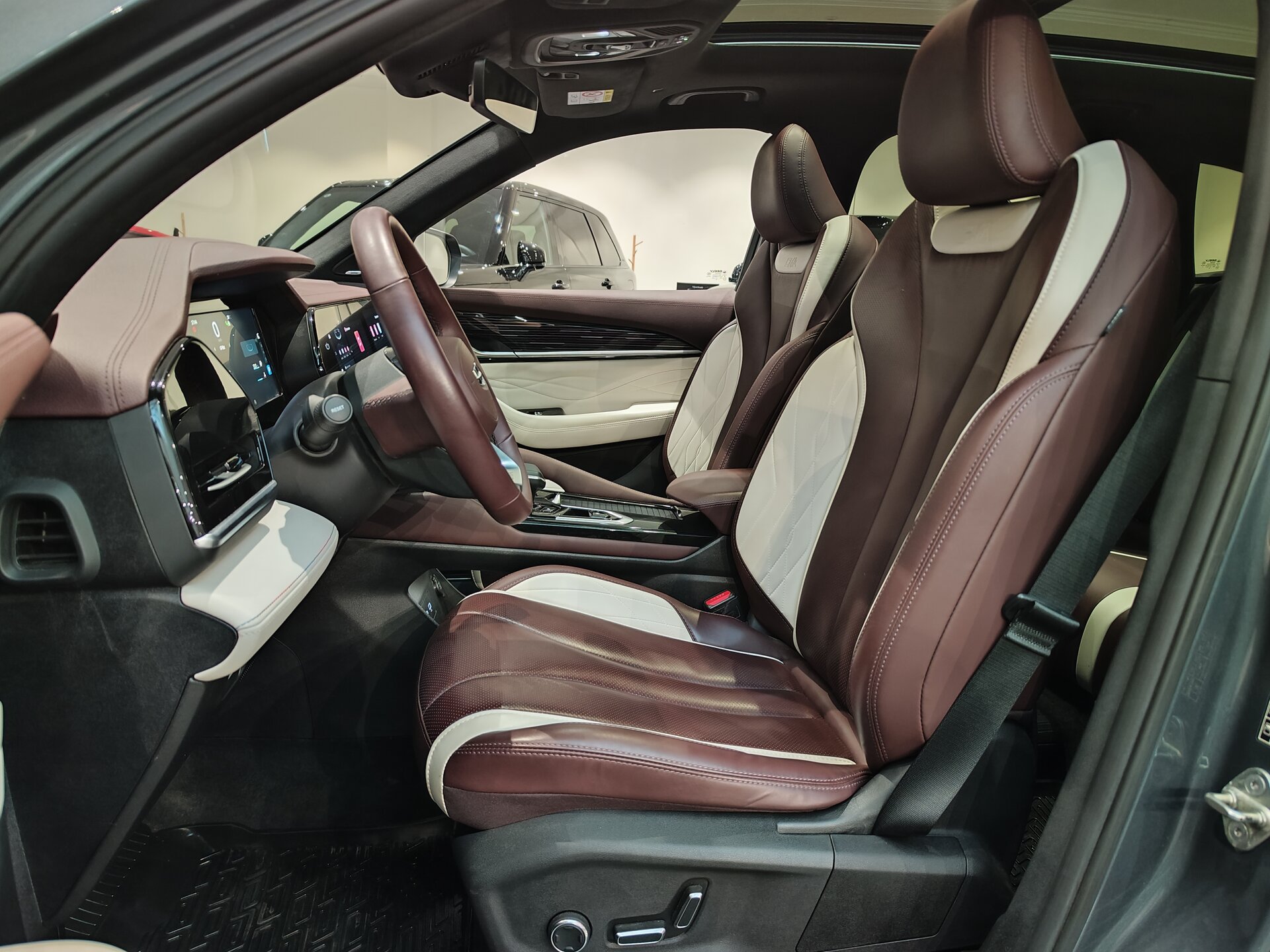 Автомобиль Geely Monjaro 2.0 AT (238 л.с.) 4WD - 8