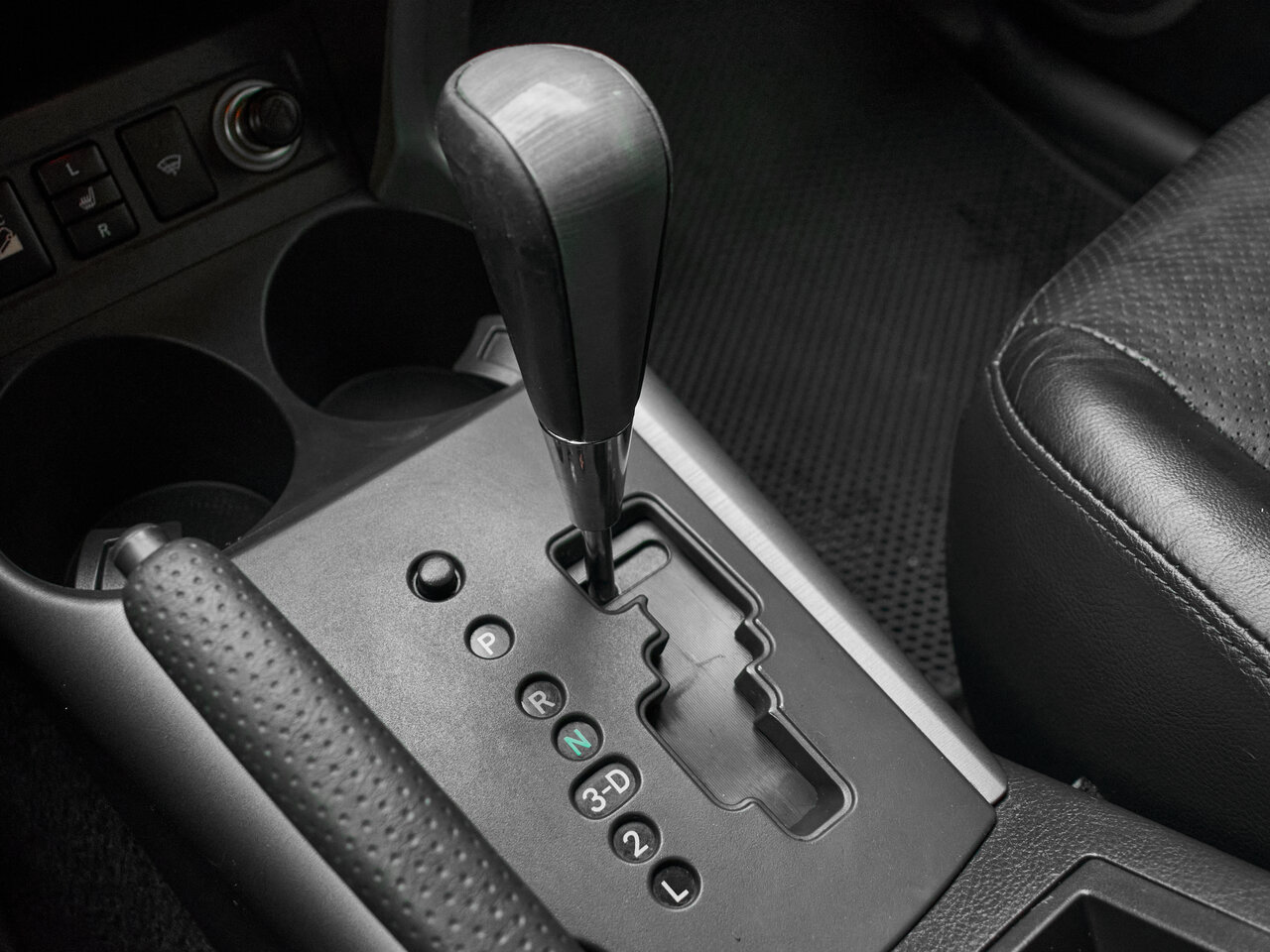Купить Toyota RAV4 2.0 AT (152 л.с.) 4WD, 2006 в Екатеренбурге