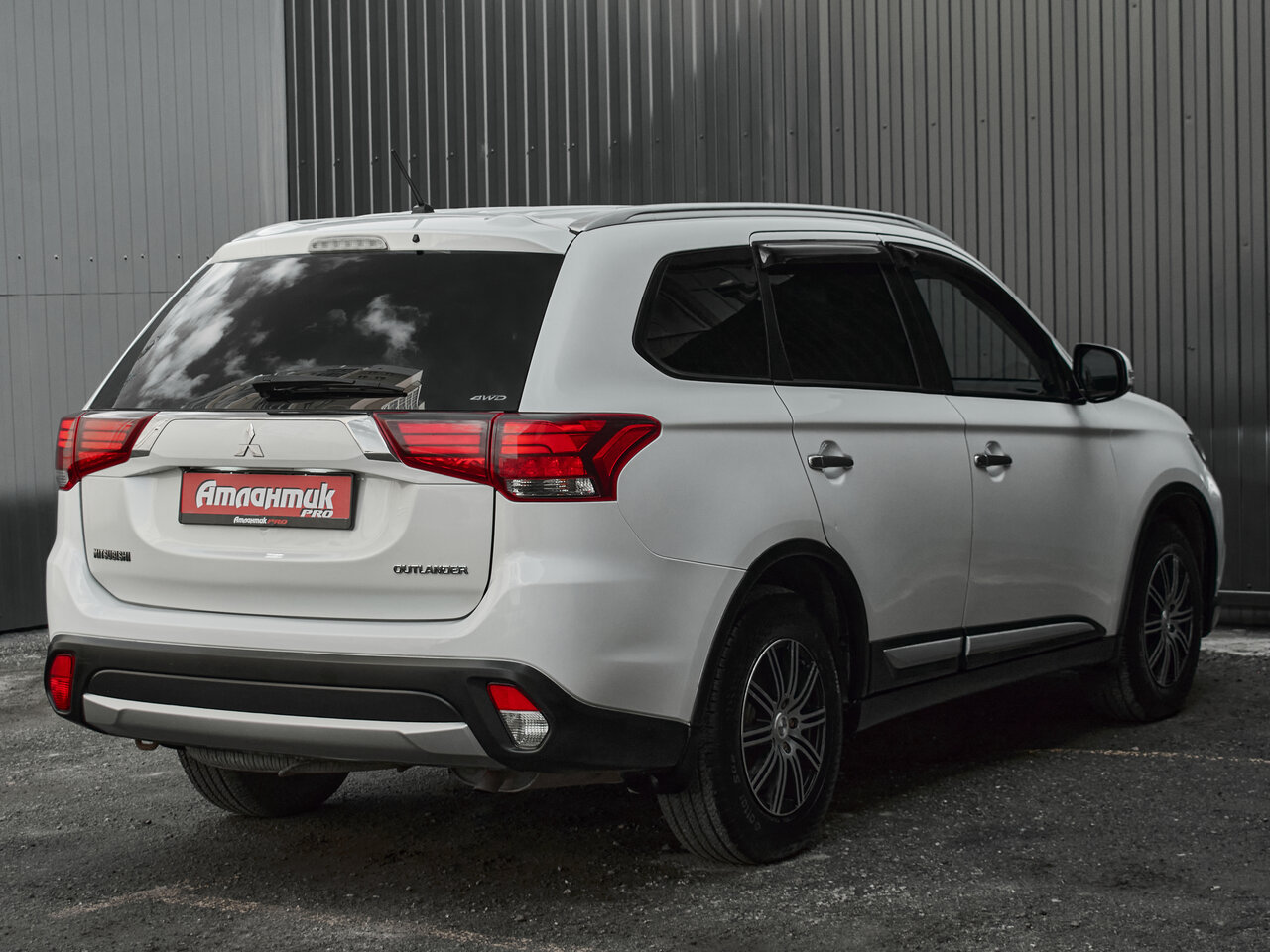 Купить Mitsubishi Outlander 2.4 CVT (167 л.с.) 4WD, 2015 в Екатеренбурге