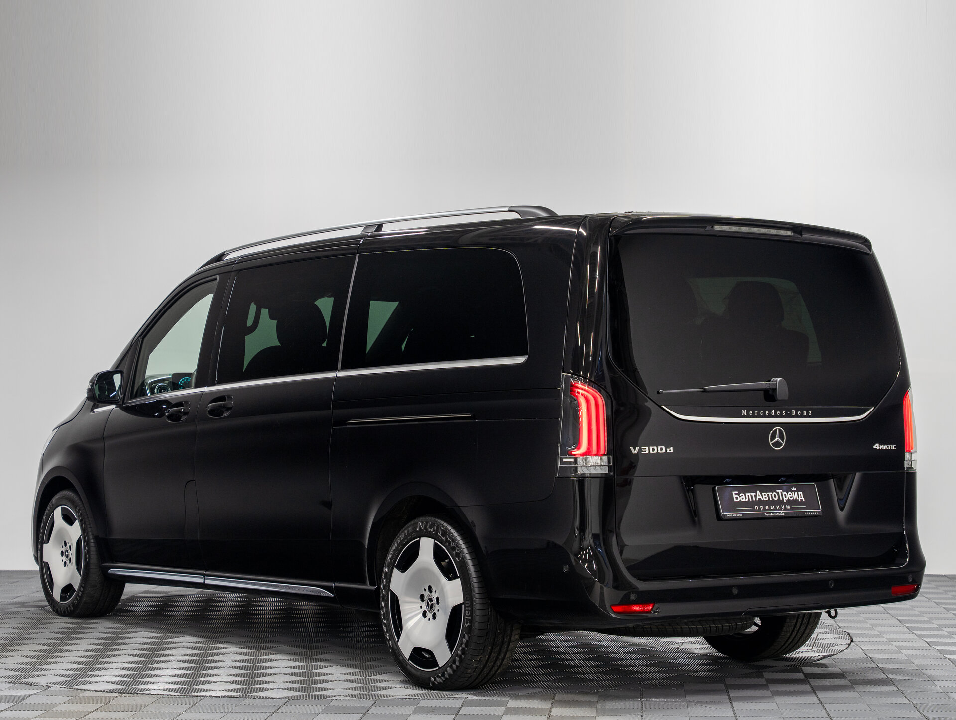 Автомобиль Mercedes-Benz V-Класс 300 d экстра длинный 2.0d AT (237 л.с.) 4WD - 9