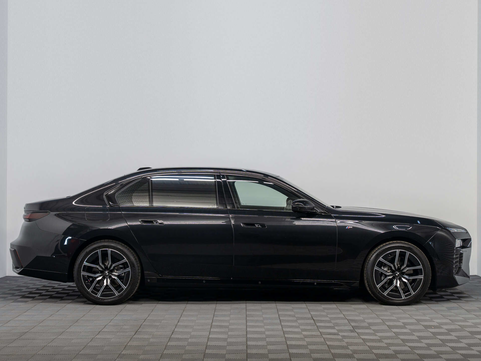 Автомобиль BMW 7 серии 740i xDrive 3.0 AT (380 л.с.) 4WD - 6