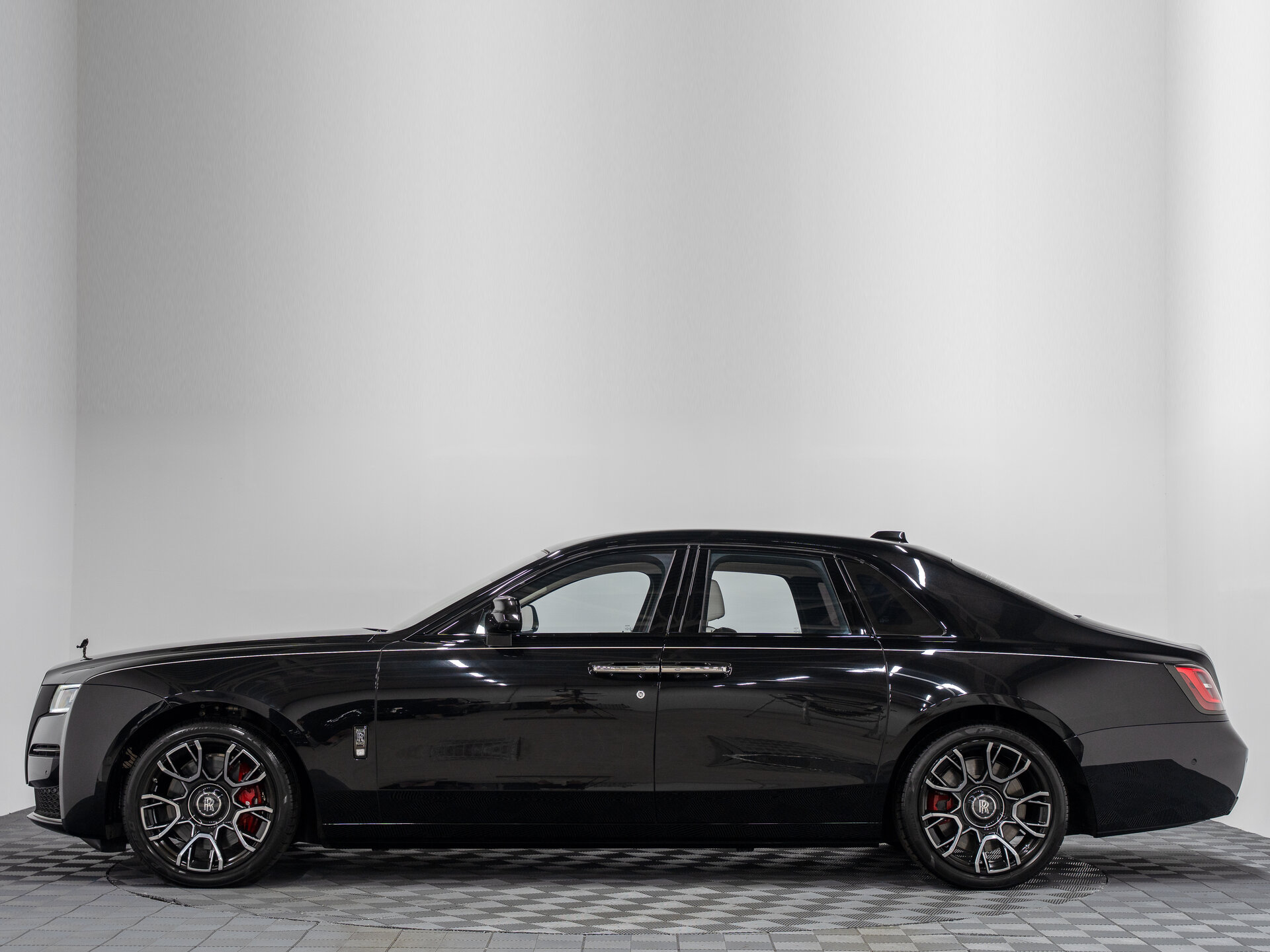 Автомобиль Rolls-Royce Ghost Black Badge 6.8 AT (600 л.с.) 4WD - 12