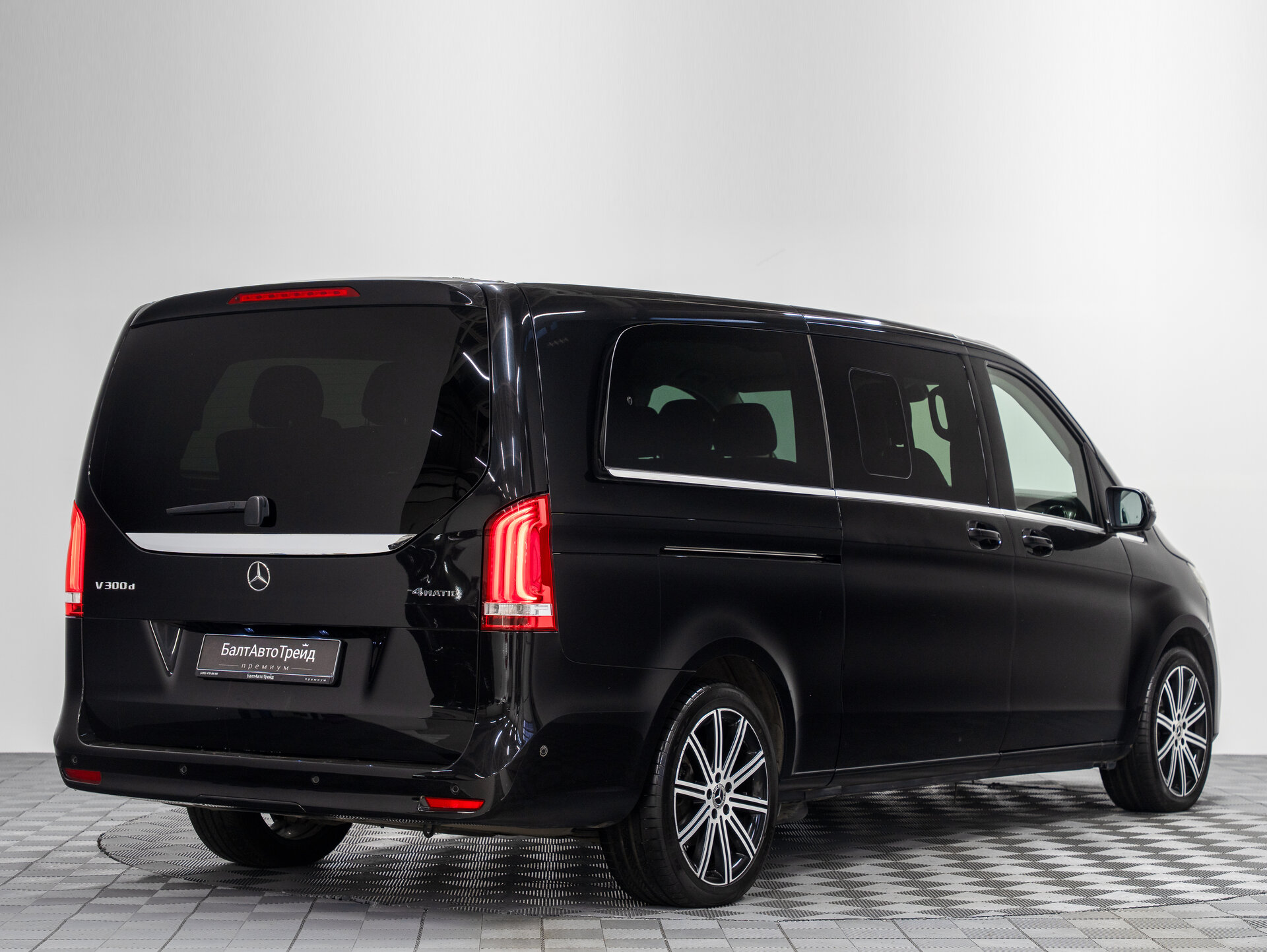 Автомобиль Mercedes-Benz V-Класс 300 d экстра длинный 2.0d AT (237 л.с.) 4WD - 7