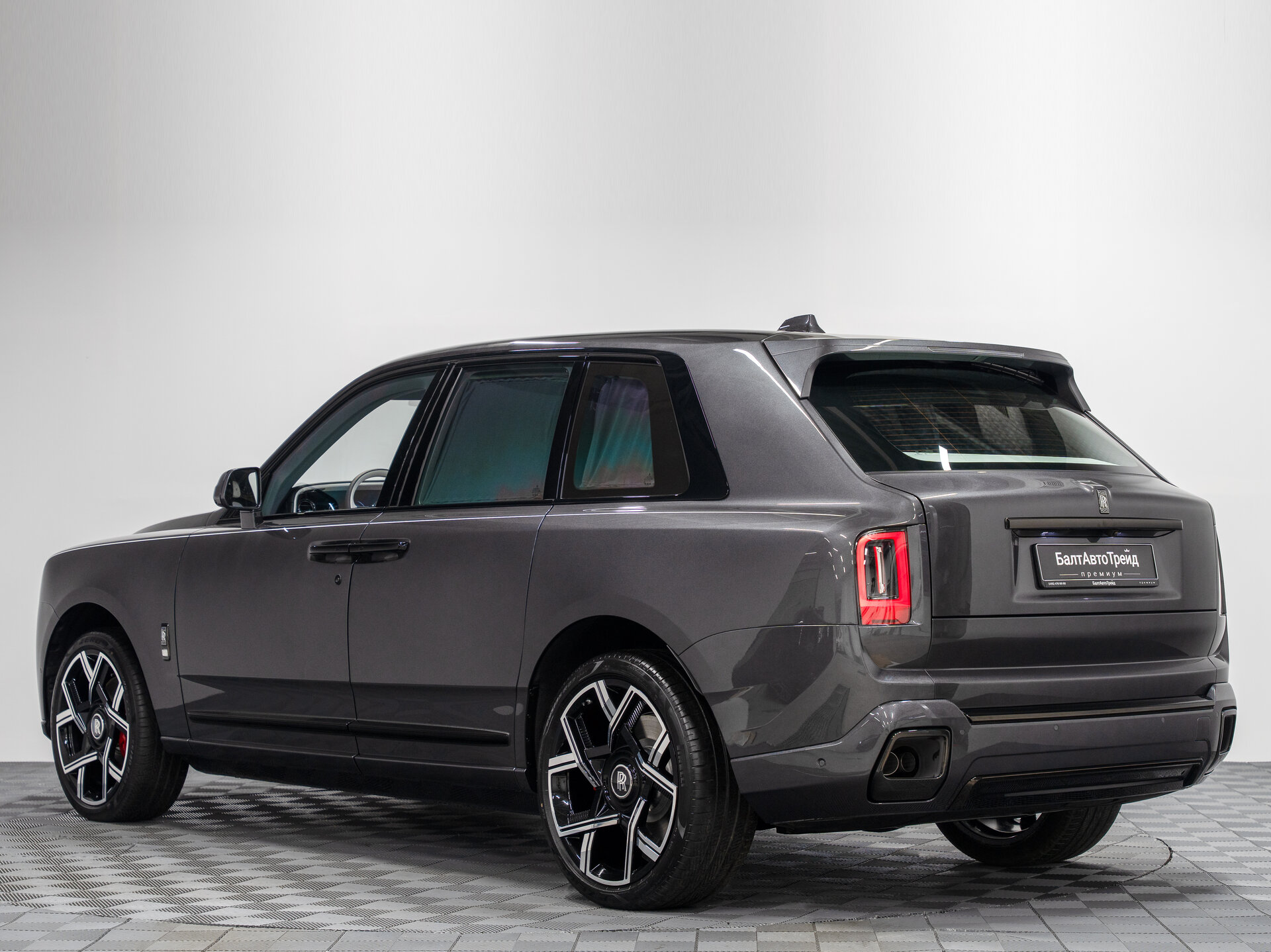 Автомобиль Rolls-Royce Cullinan Black Badge 6.8 AT (600 л.с.) 4WD - 10