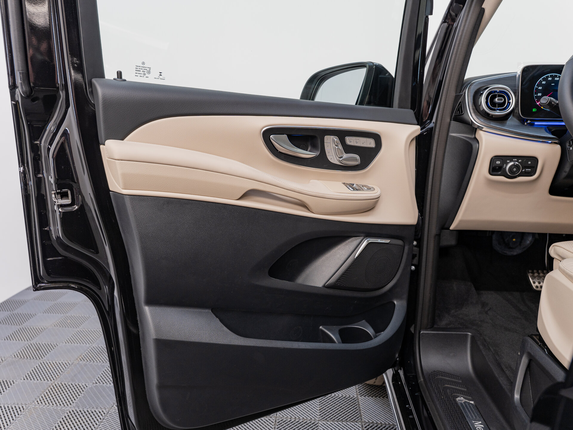 Автомобиль Mercedes-Benz V-Класс 300 d экстра длинный 2.0d AT (237 л.с.) 4WD - 19