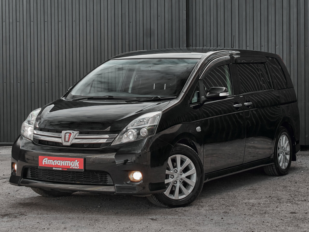 Купить Toyota ISis 1.8 CVT (144 л.с.), 2010 в Екатеренбурге