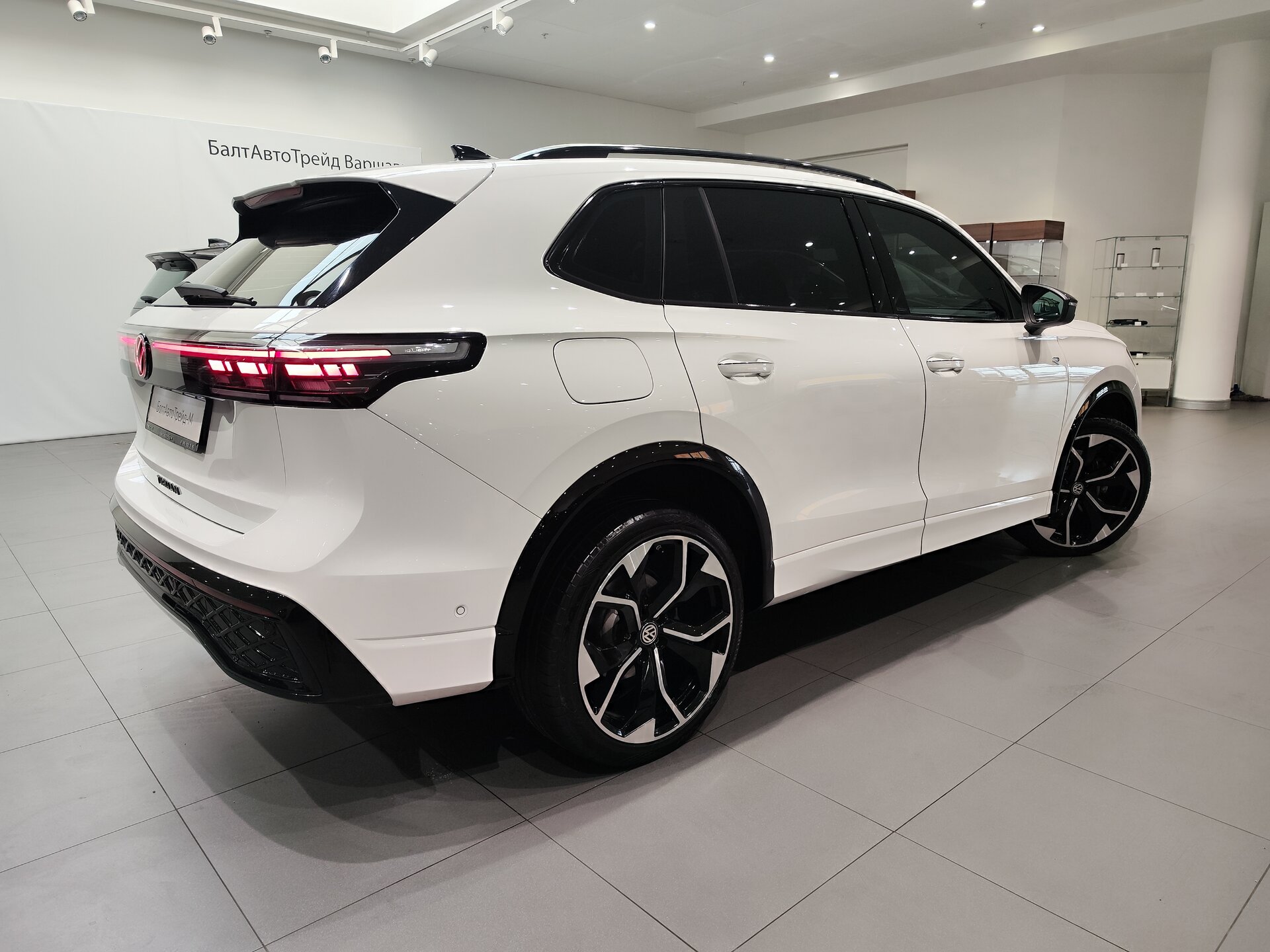 Автомобиль Volkswagen Tiguan L Pro 2.0 AMT (220 л.с.) 4WD - 6