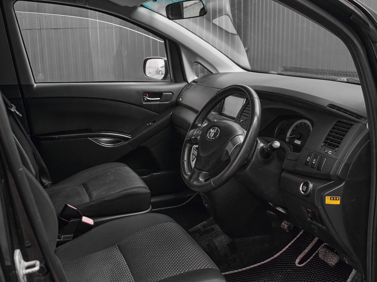 Купить Toyota ISis 1.8 CVT (144 л.с.), 2010 в Екатеренбурге