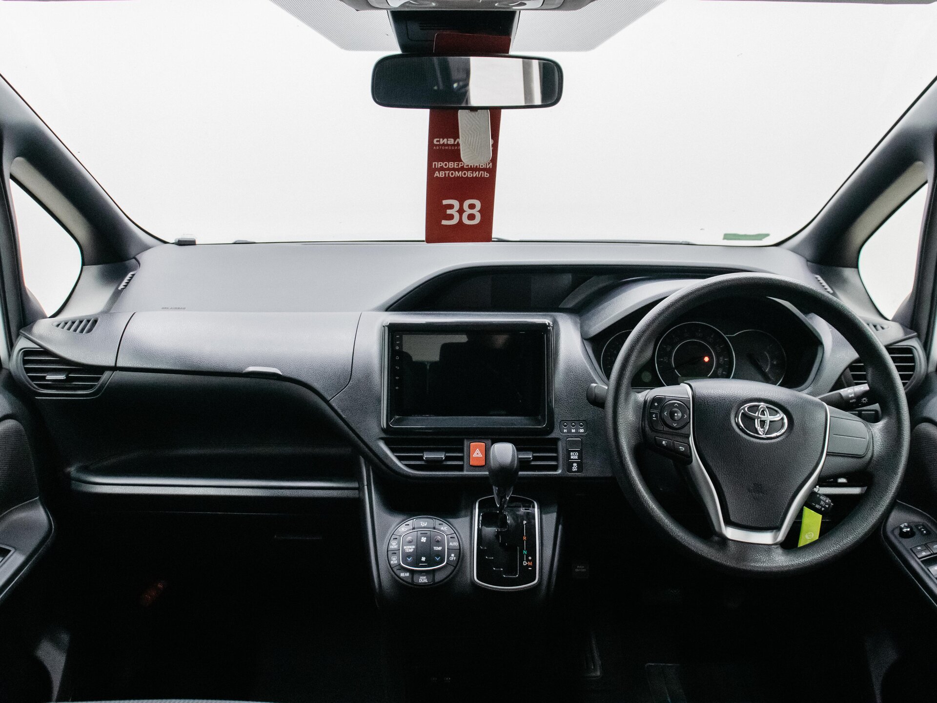 Toyota Noah 2018 13