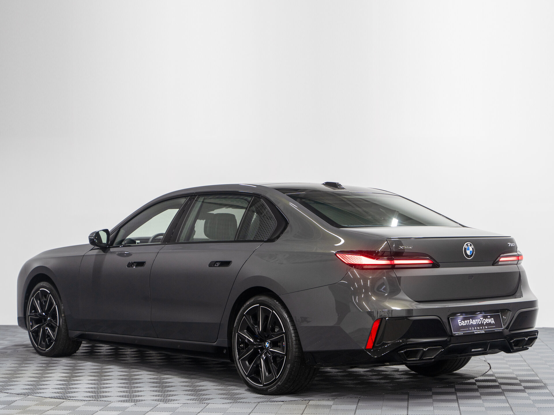 Автомобиль BMW 7 серии 760i xDrive 4.4 AT (544 л.с.) 4WD - 10