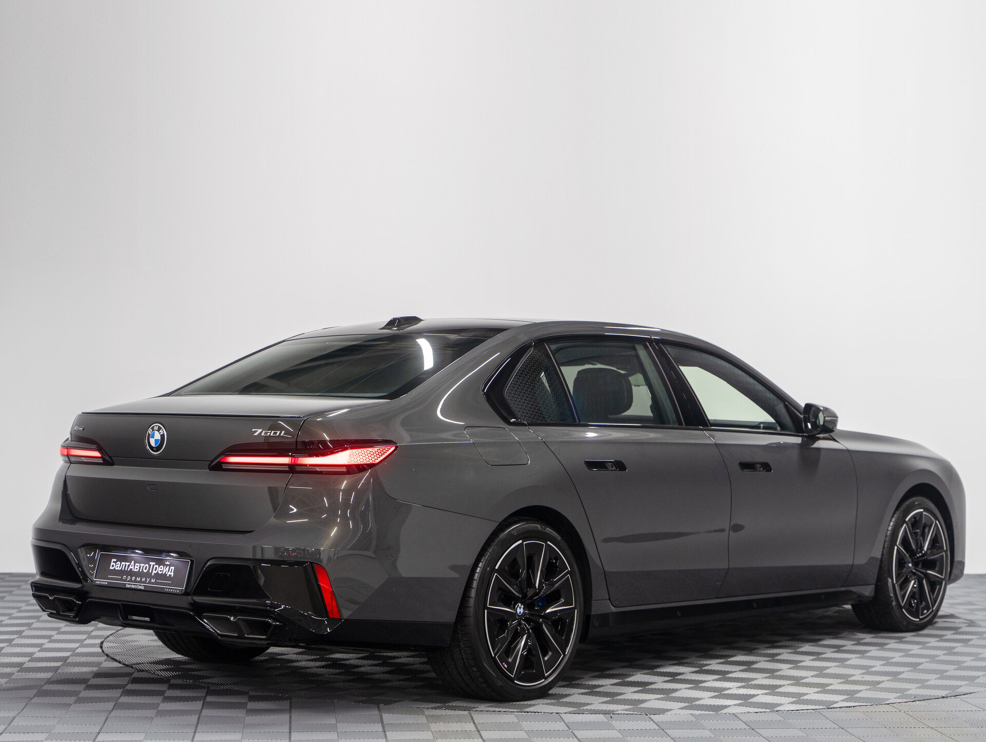 Автомобиль BMW 7 серии 760i xDrive 4.4 AT (544 л.с.) 4WD - 7