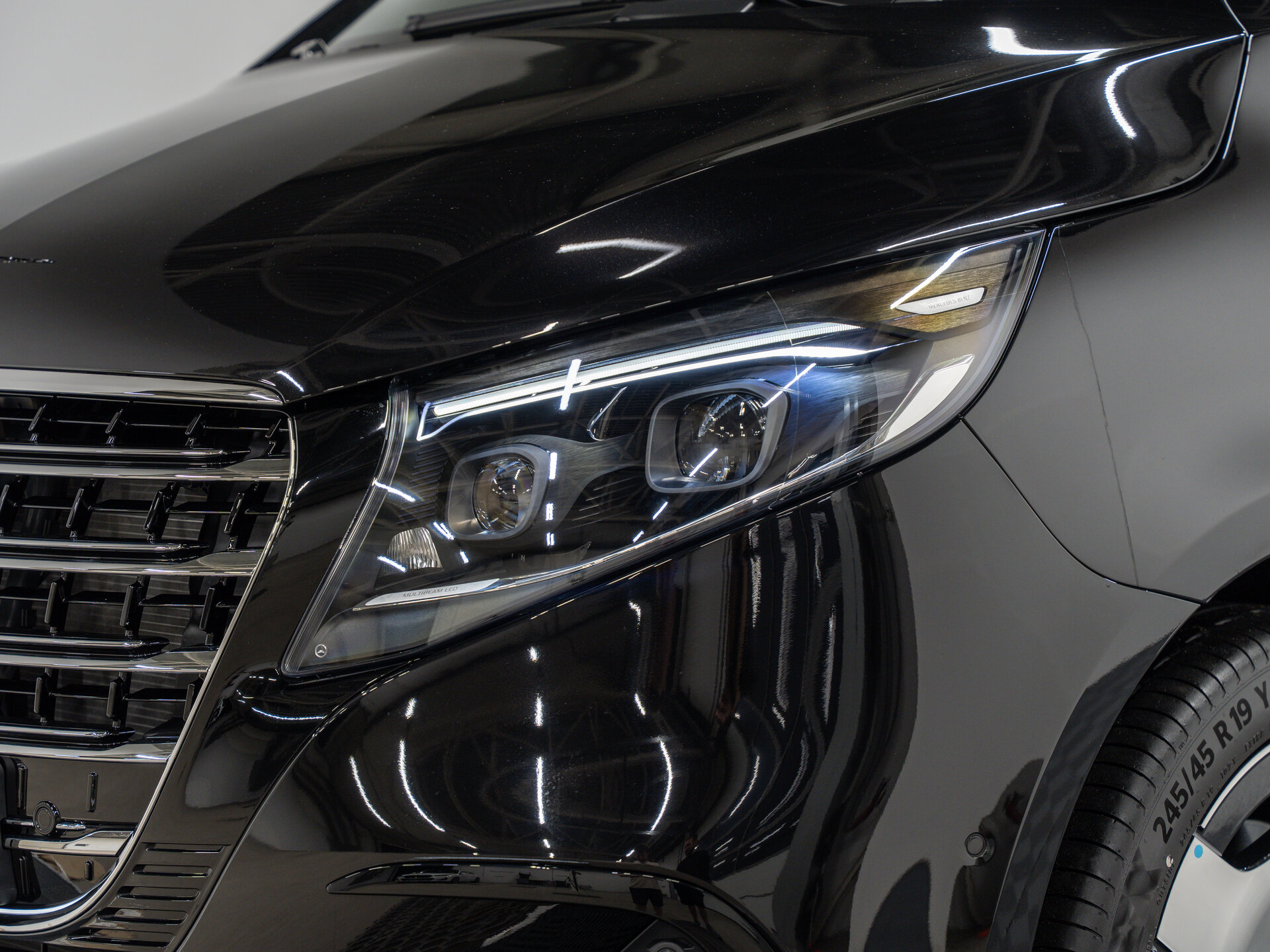 Автомобиль Mercedes-Benz V-Класс 300 d длинный 2.0d AT (237 л.с.) 4WD - 2