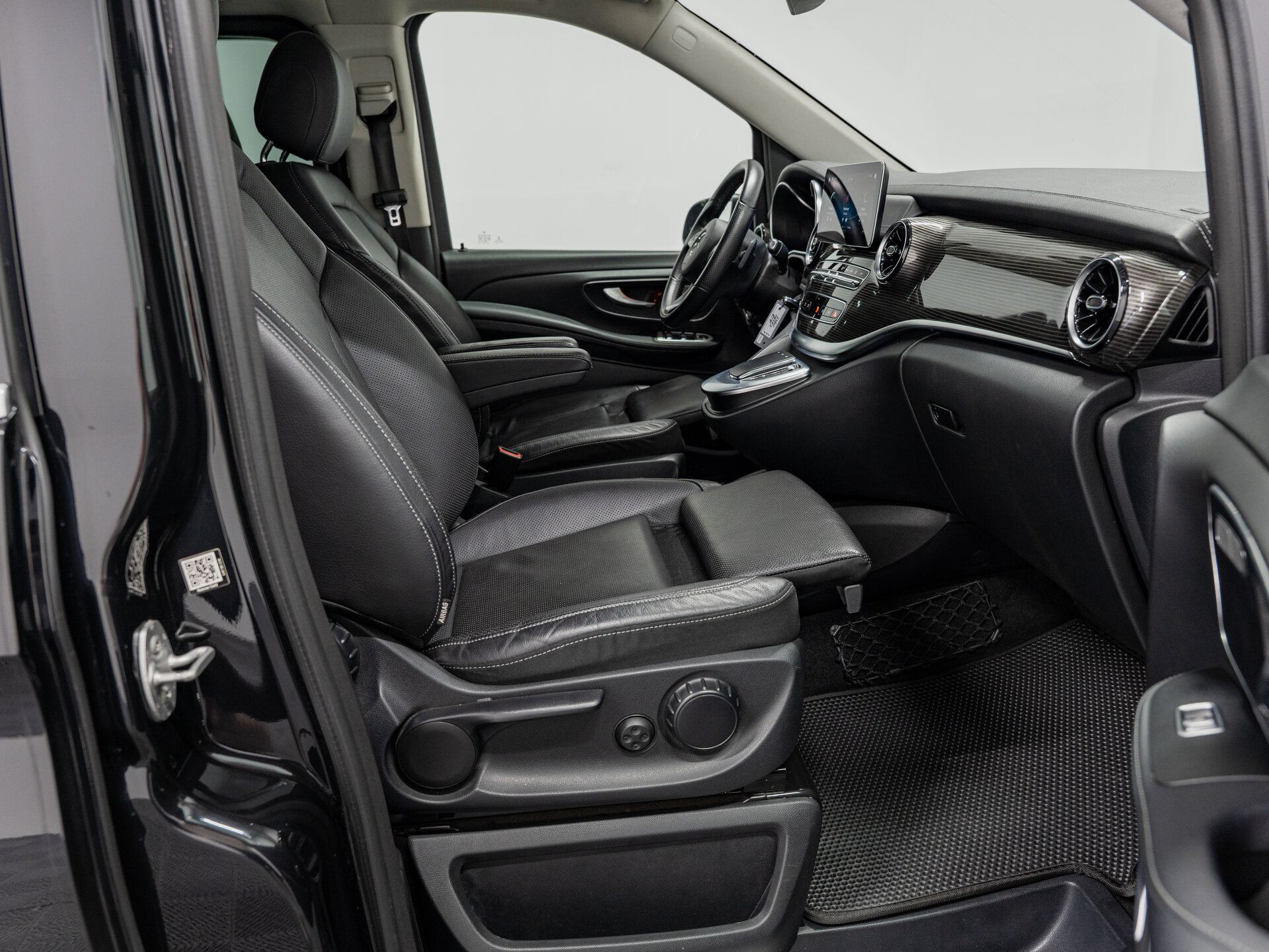 Автомобиль Mercedes-Benz V-Класс 300 d экстра длинный 2.0d AT (237 л.с.) 4WD - 13