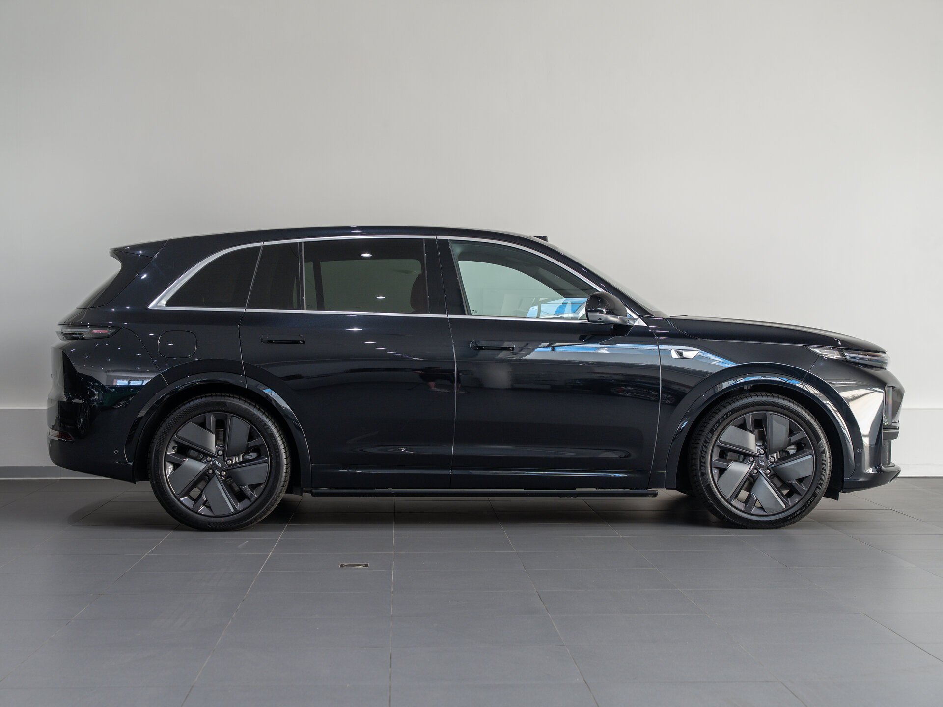 Автомобиль LiXiang L7 52.3 kWh 1.5hyb AT (449 л.с.) 4WD - 4