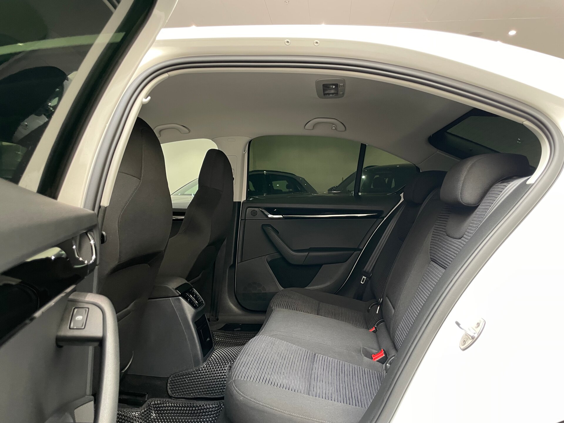 Автомобиль Skoda Octavia 1.6 MT (110 л.с.) - 9
