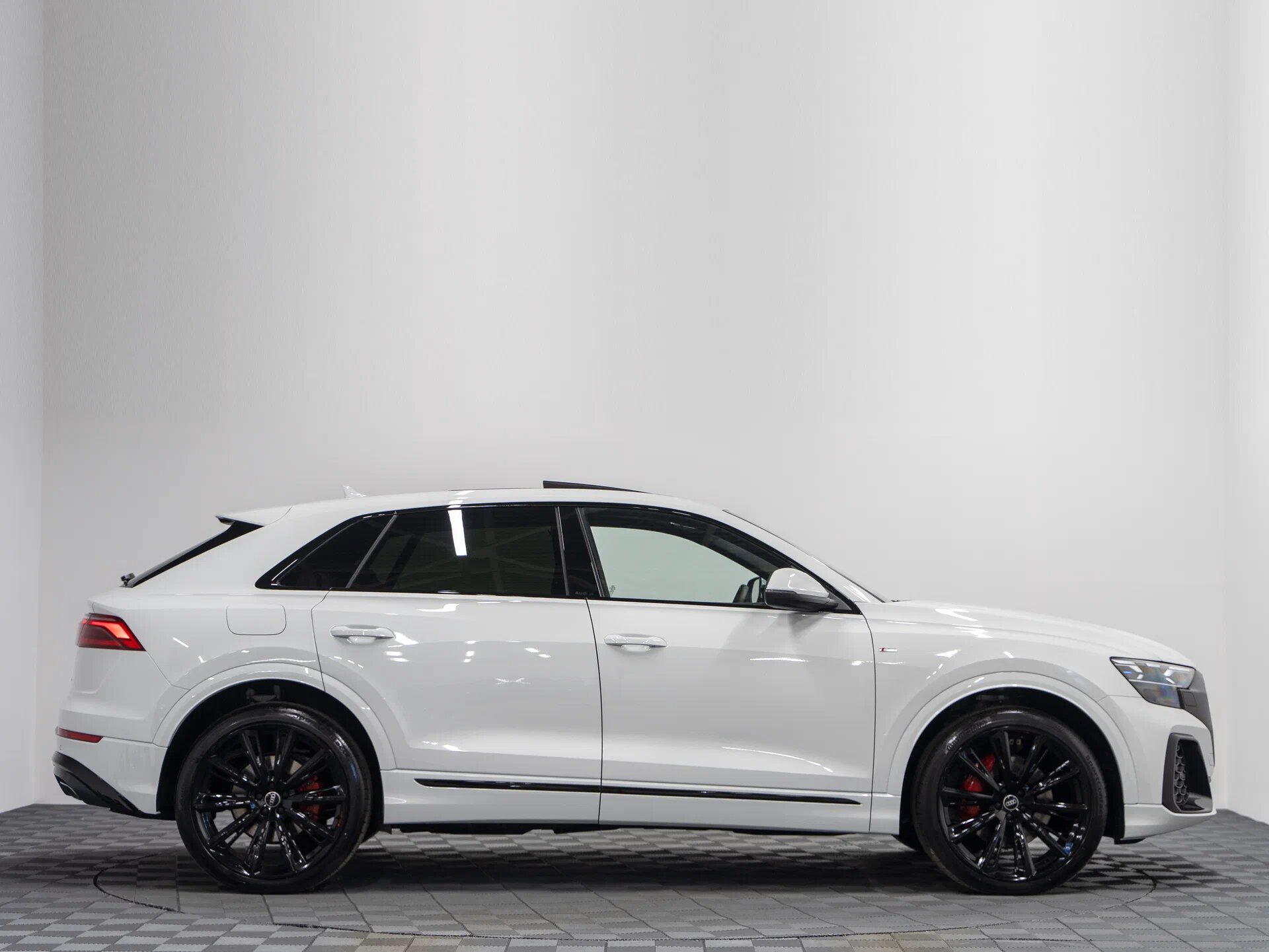 Автомобиль Audi Q8 50 TDI 3.0d AT (286 л.с.) 4WD - 6