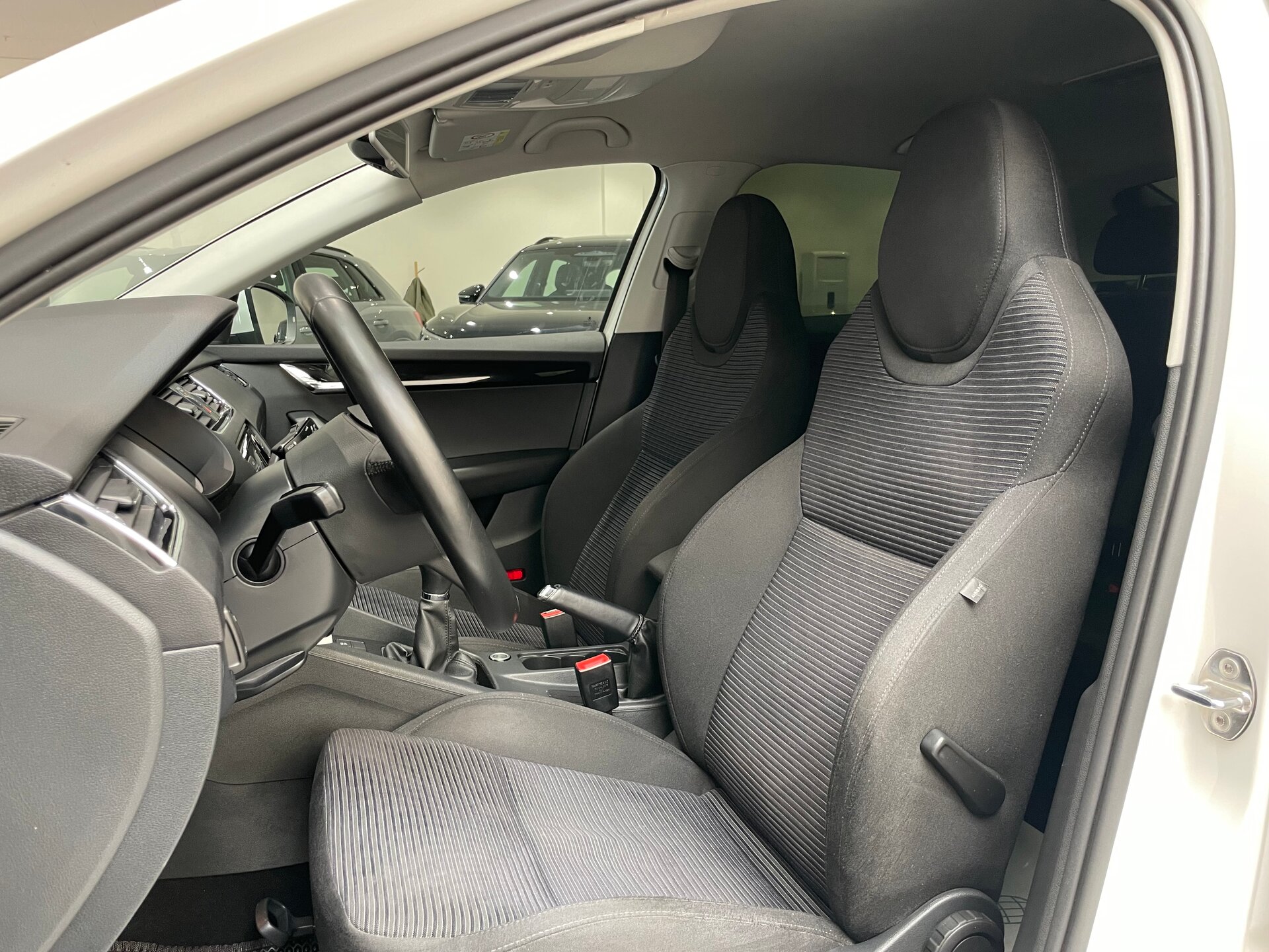 Автомобиль Skoda Octavia 1.6 MT (110 л.с.) - 8