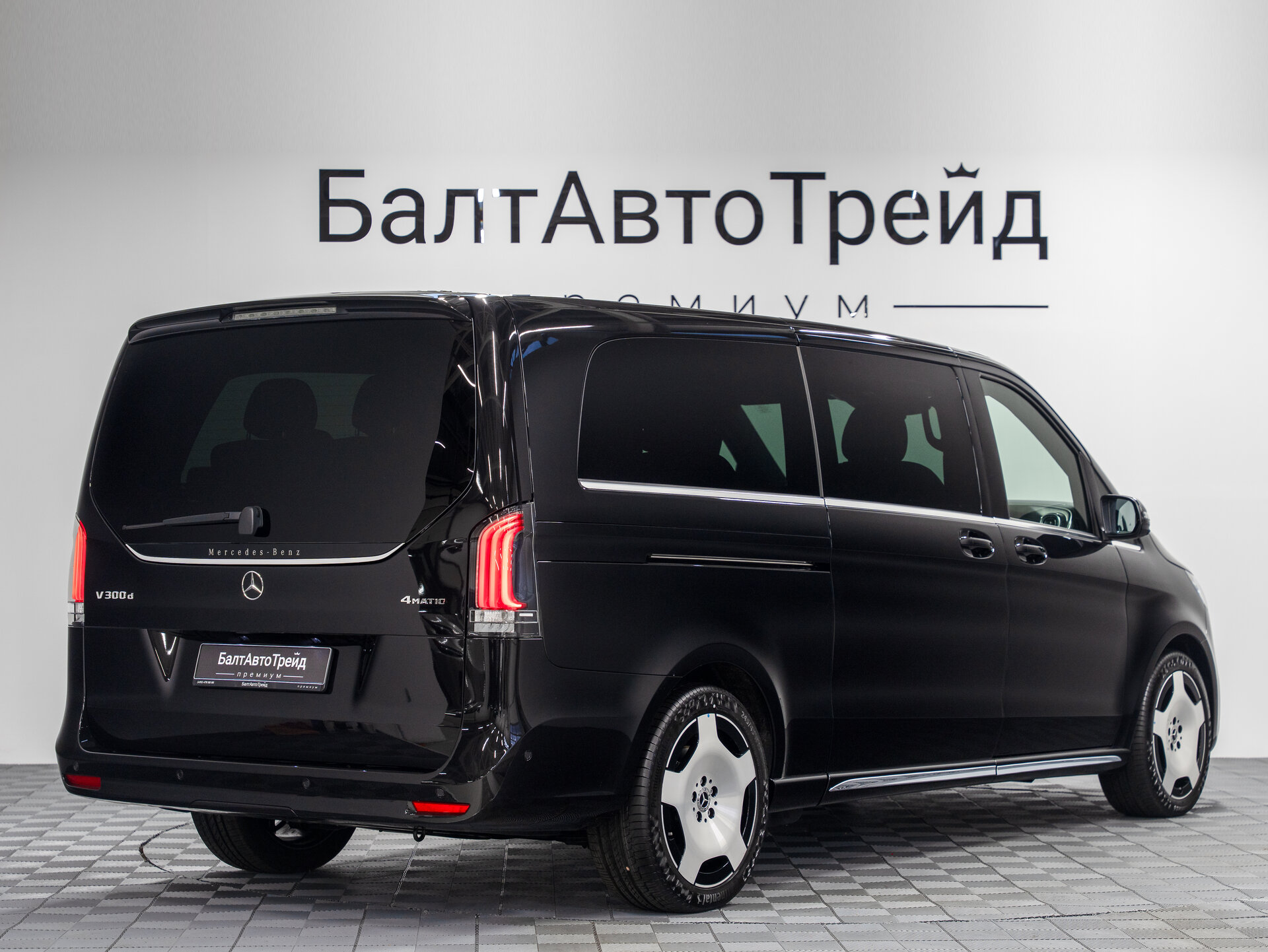 Автомобиль Mercedes-Benz V-Класс 300 d экстра длинный 2.0d AT (237 л.с.) 4WD - 7