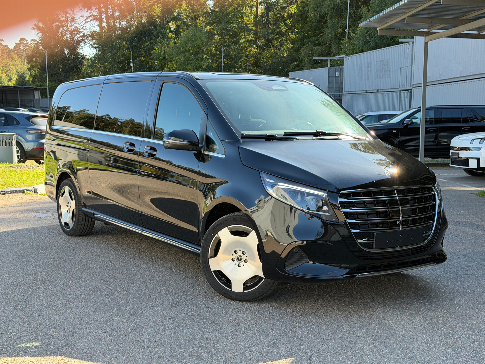 Автомобиль Mercedes-Benz V-Класс 300 d экстра длинный 2.0d AT (237 л.с.) 4WD - 3