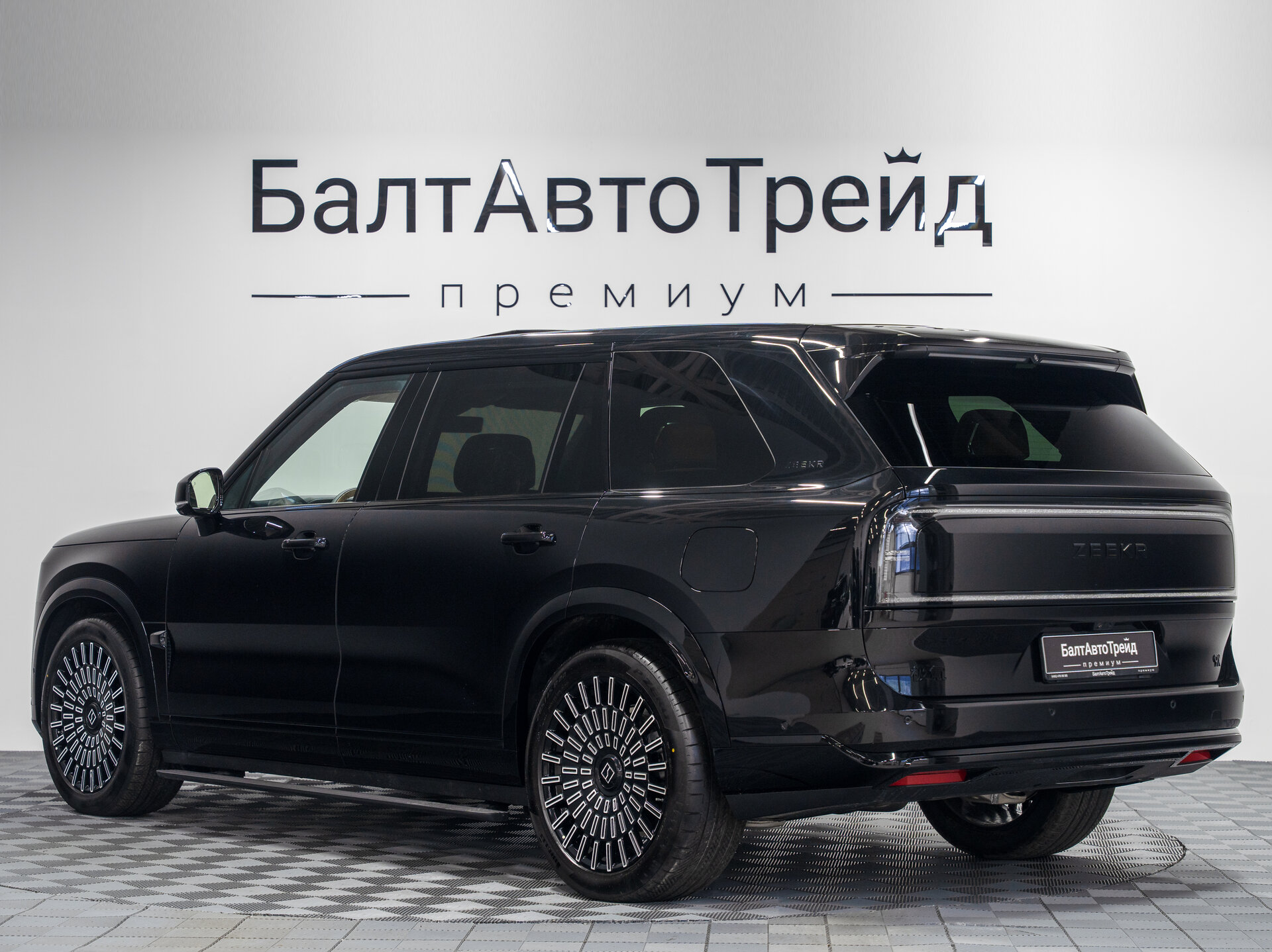 Автомобиль Zeekr 9X 55 kWh (до 3.5 т) 2.0hyb AT (898 л.с.) 4WD - 12