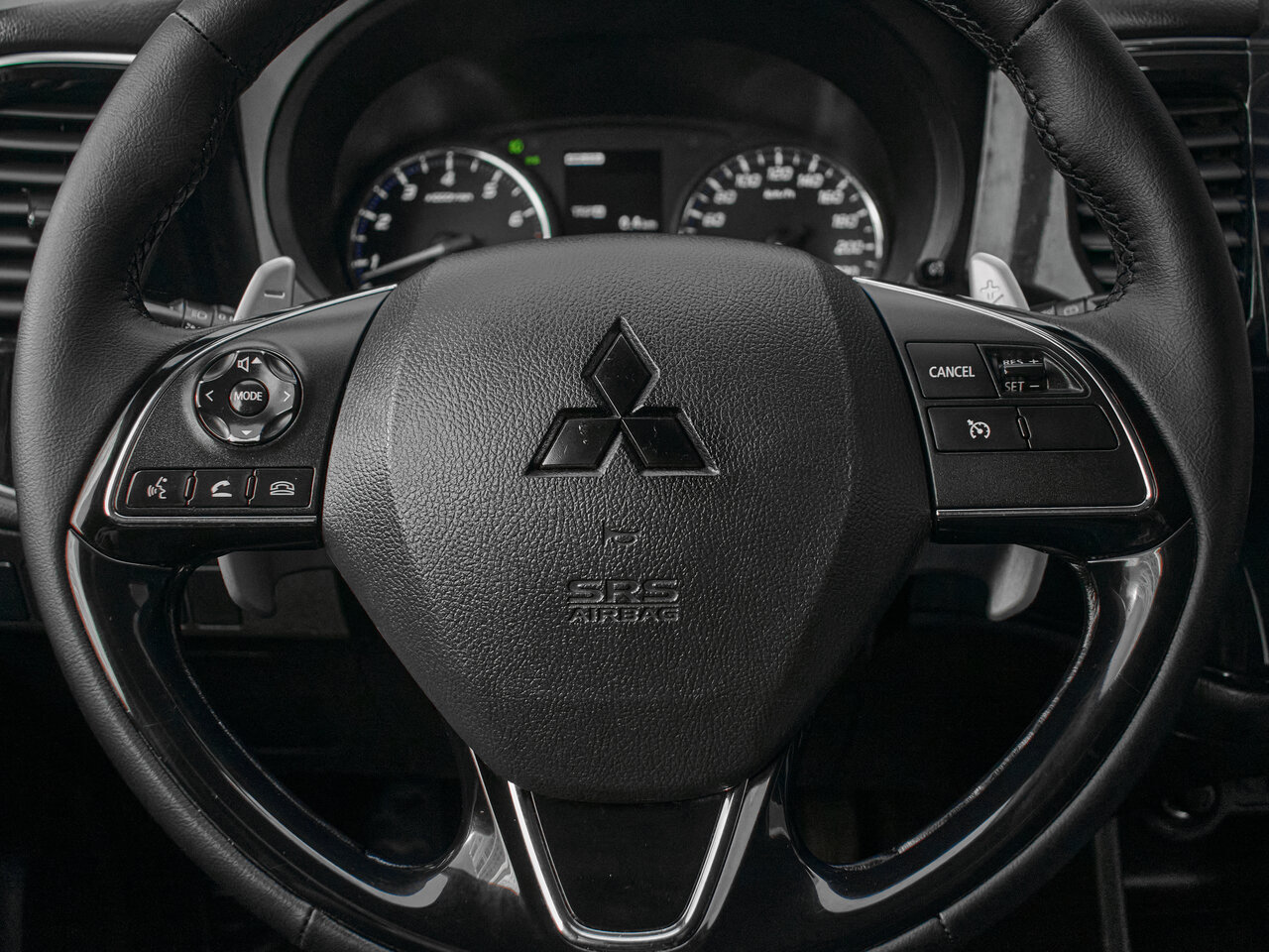 Купить Mitsubishi Outlander 2.4 CVT (167 л.с.) 4WD, 2016 в Екатеренбурге