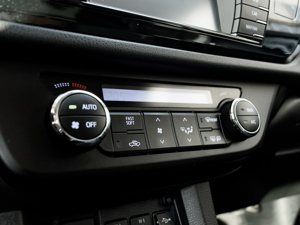 Купить Toyota Corolla 1.8 CVT (140 л.с.), 2013 в Екатеренбурге