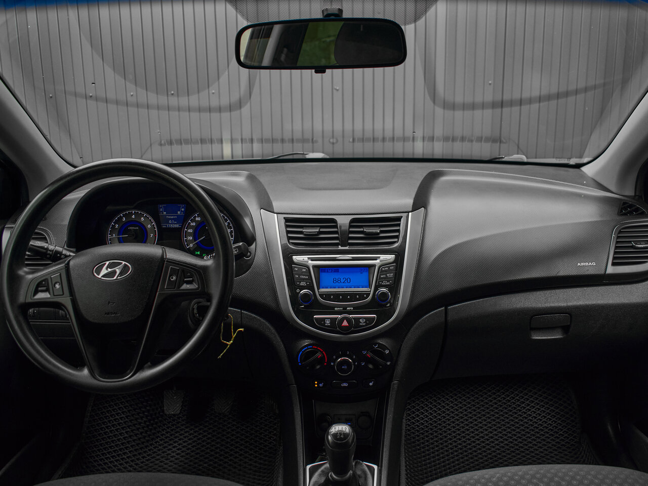 Купить Hyundai Solaris 1.6 MT (123 л.с.), 2012 в Екатеренбурге