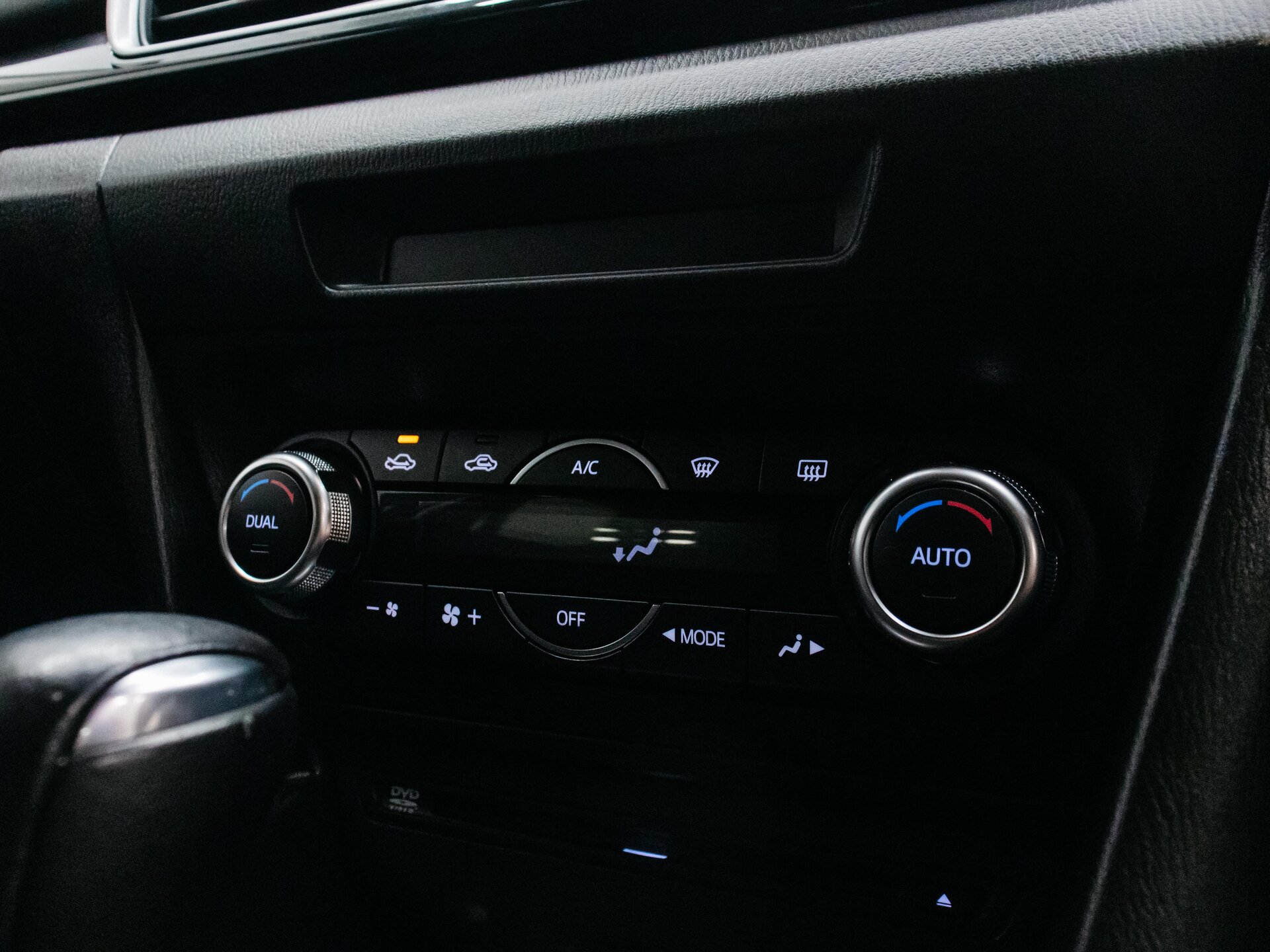 Mazda Axela 2015 23