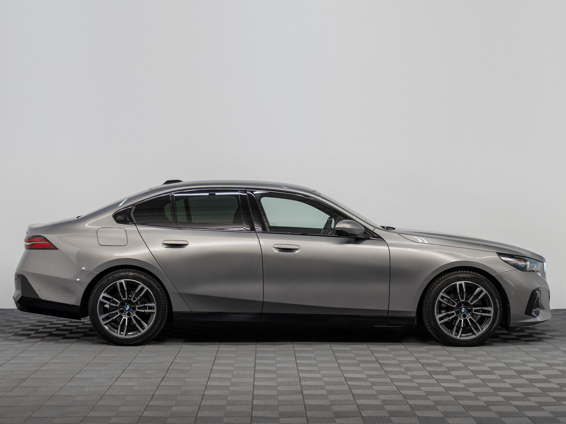 Автомобиль BMW 5 серии 520d xDrive 2.0d AT (197 л.с.) 4WD - 8