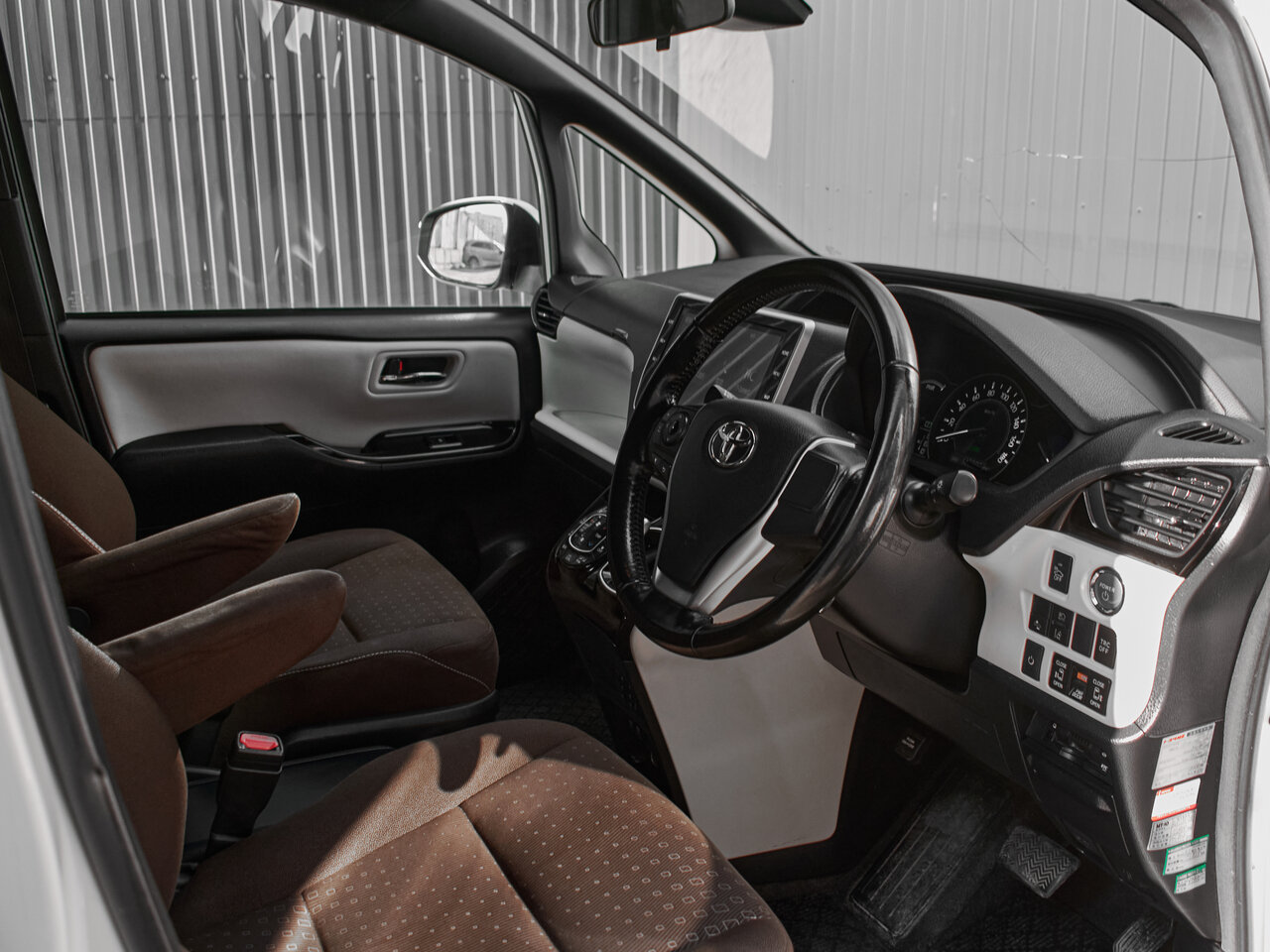 Купить Toyota Noah 1.8hyb CVT (99 л.с.), 2018 в Екатеренбурге