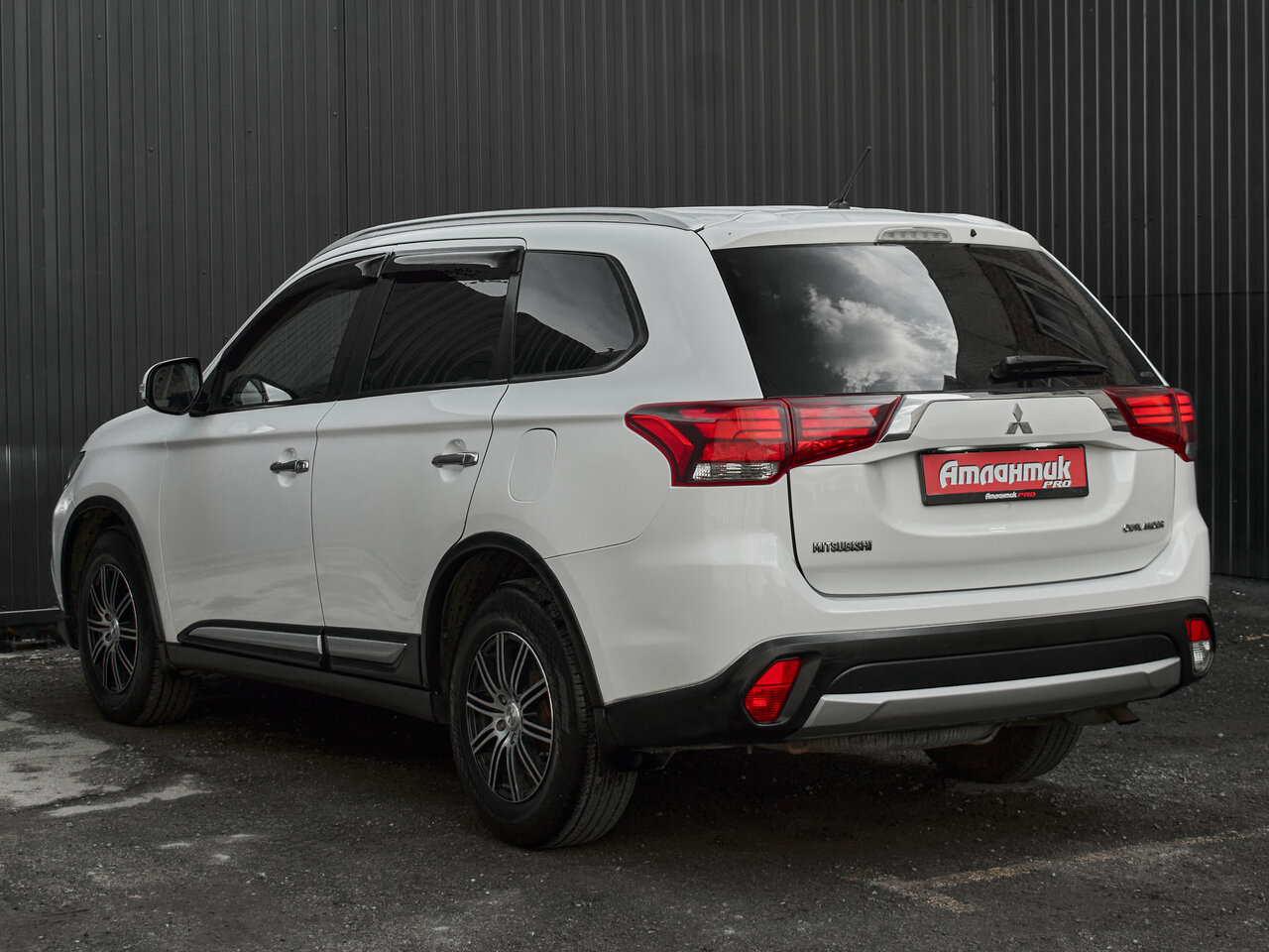 Купить Mitsubishi Outlander 2.4 CVT (167 л.с.) 4WD, 2015 в Екатеренбурге