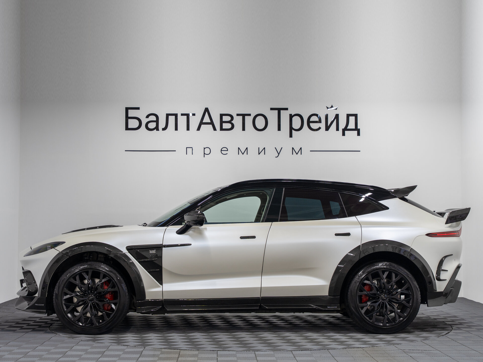 Автомобиль Aston Martin DBX 4.0 AT (550 л.с.) 4WD - 12